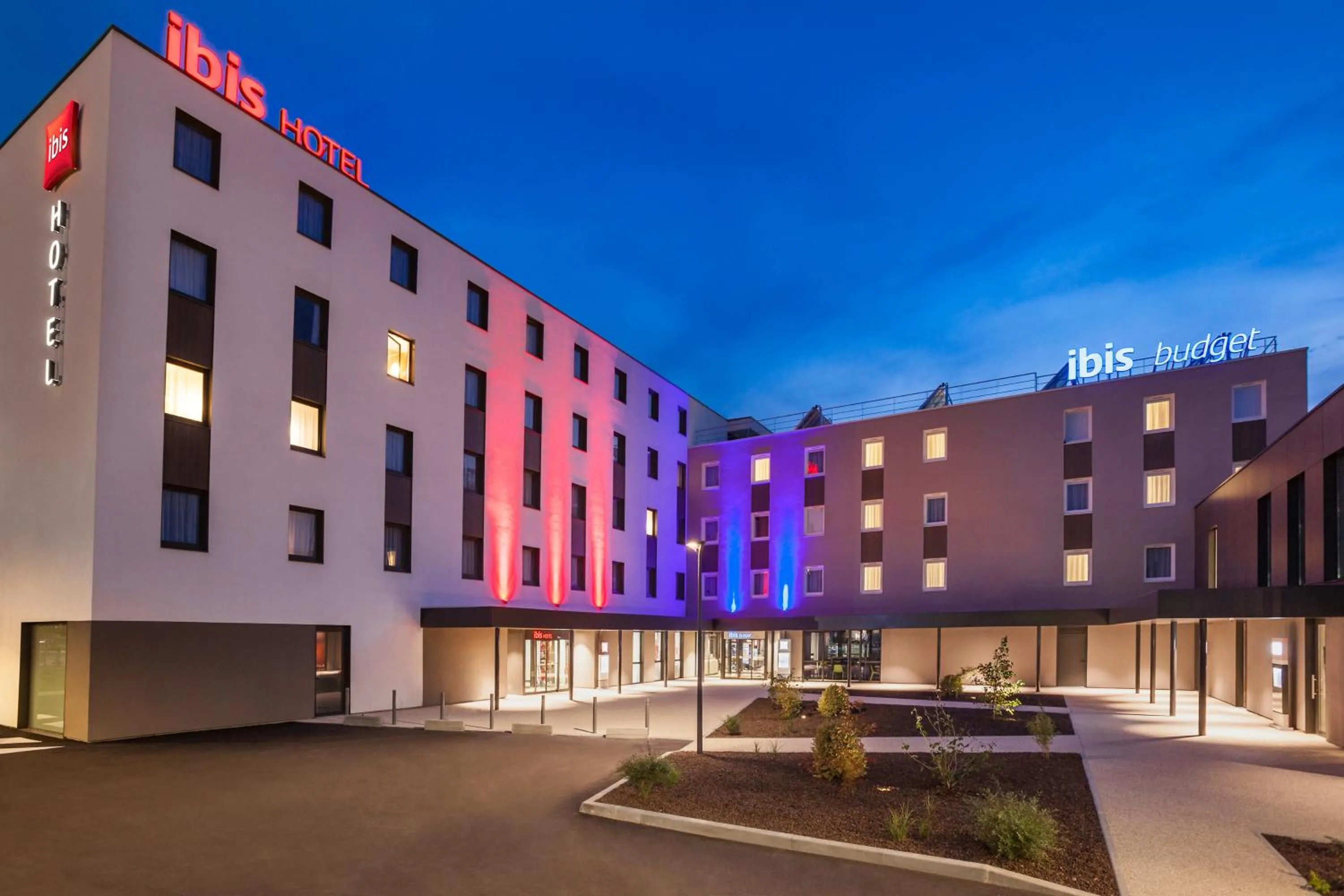 Facade/entrance in ibis budget Sens