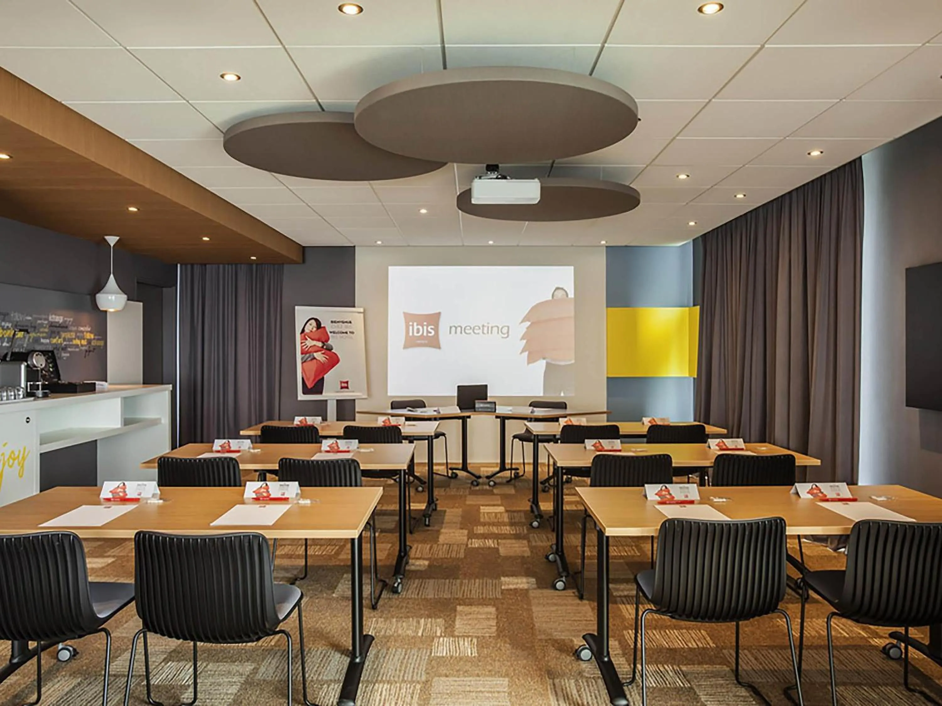 Meeting/conference room in ibis Sens
