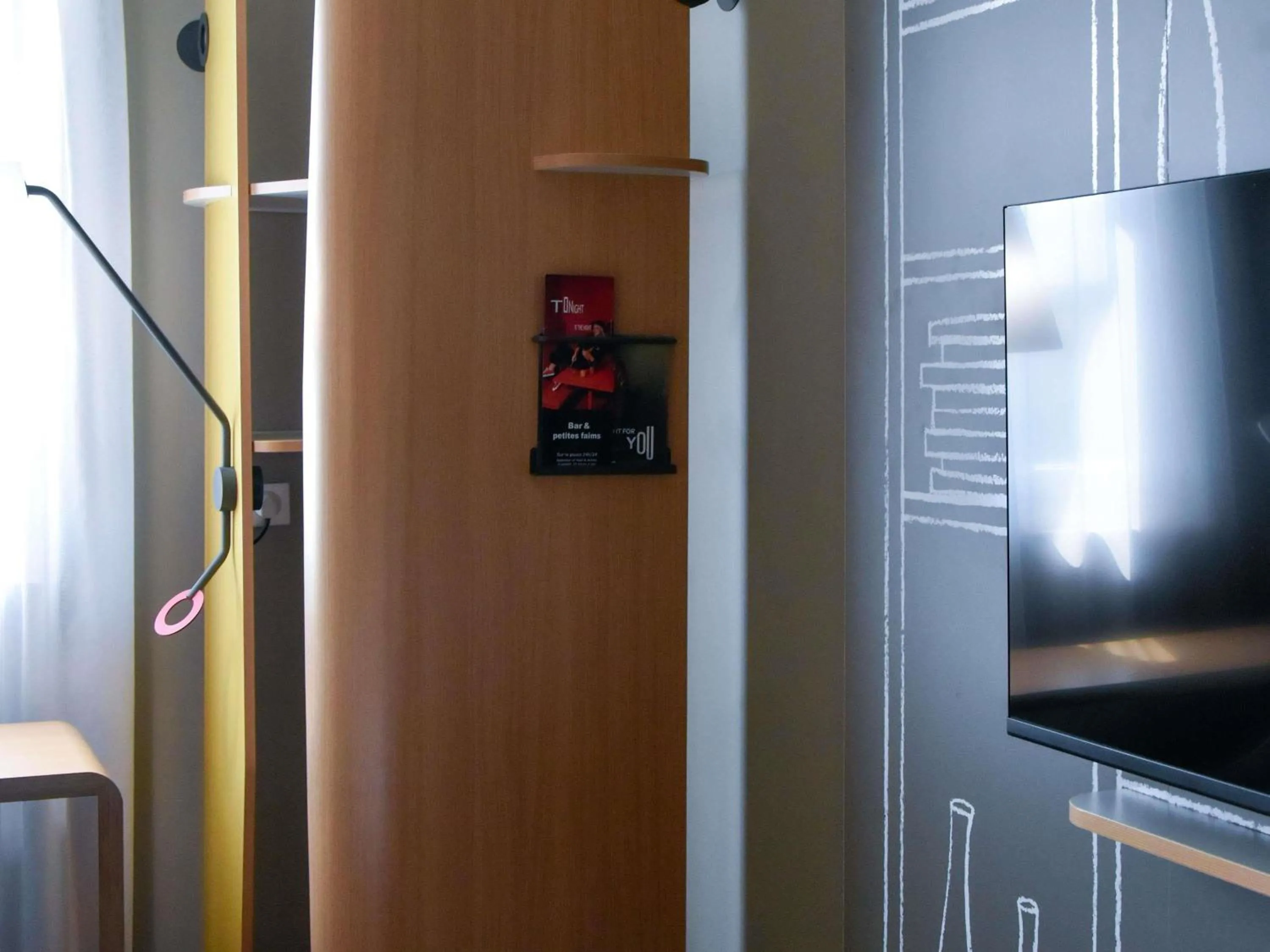 Bedroom in ibis Sens