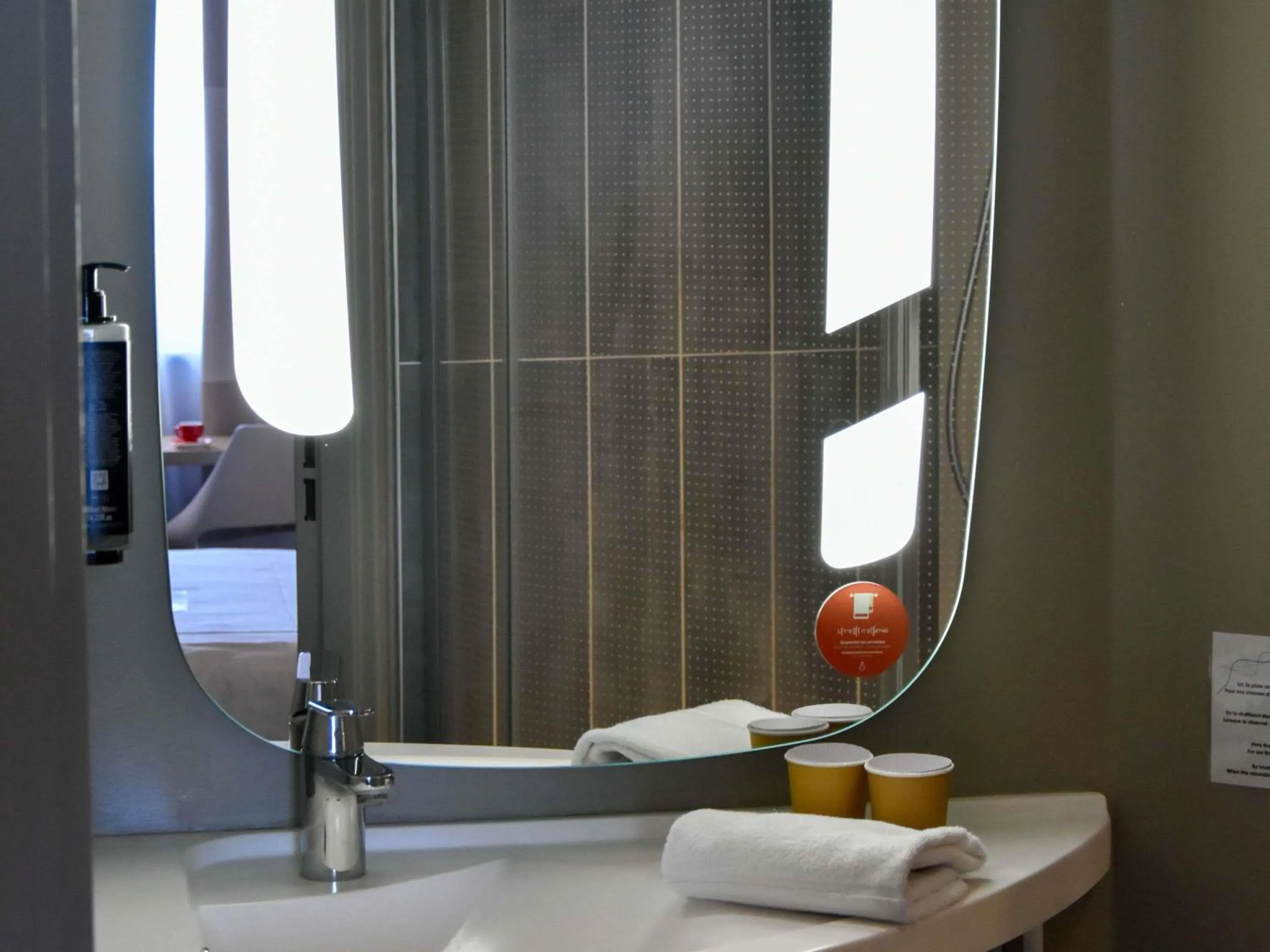 Bedroom in ibis Sens