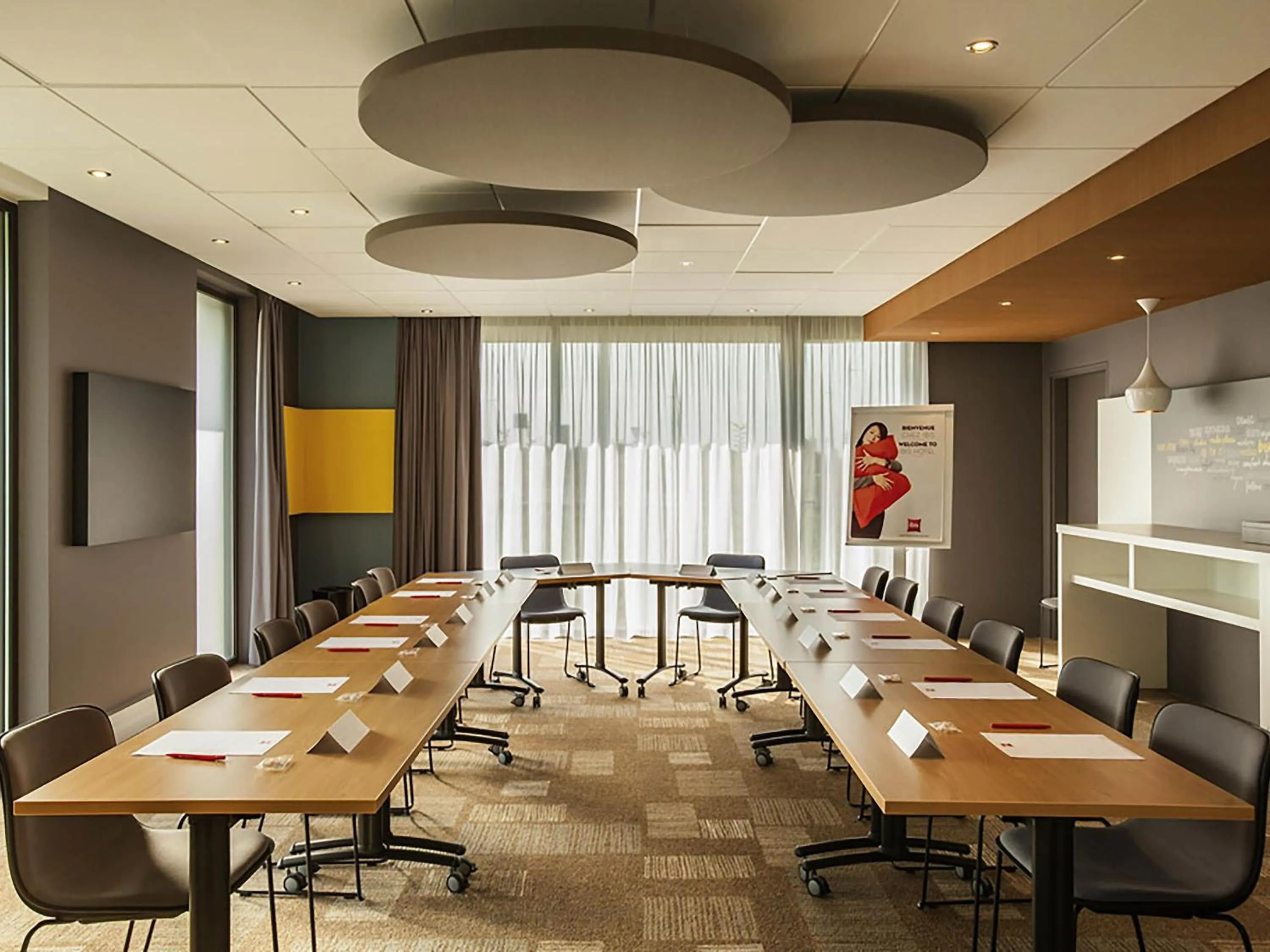 Meeting/conference room in ibis Sens