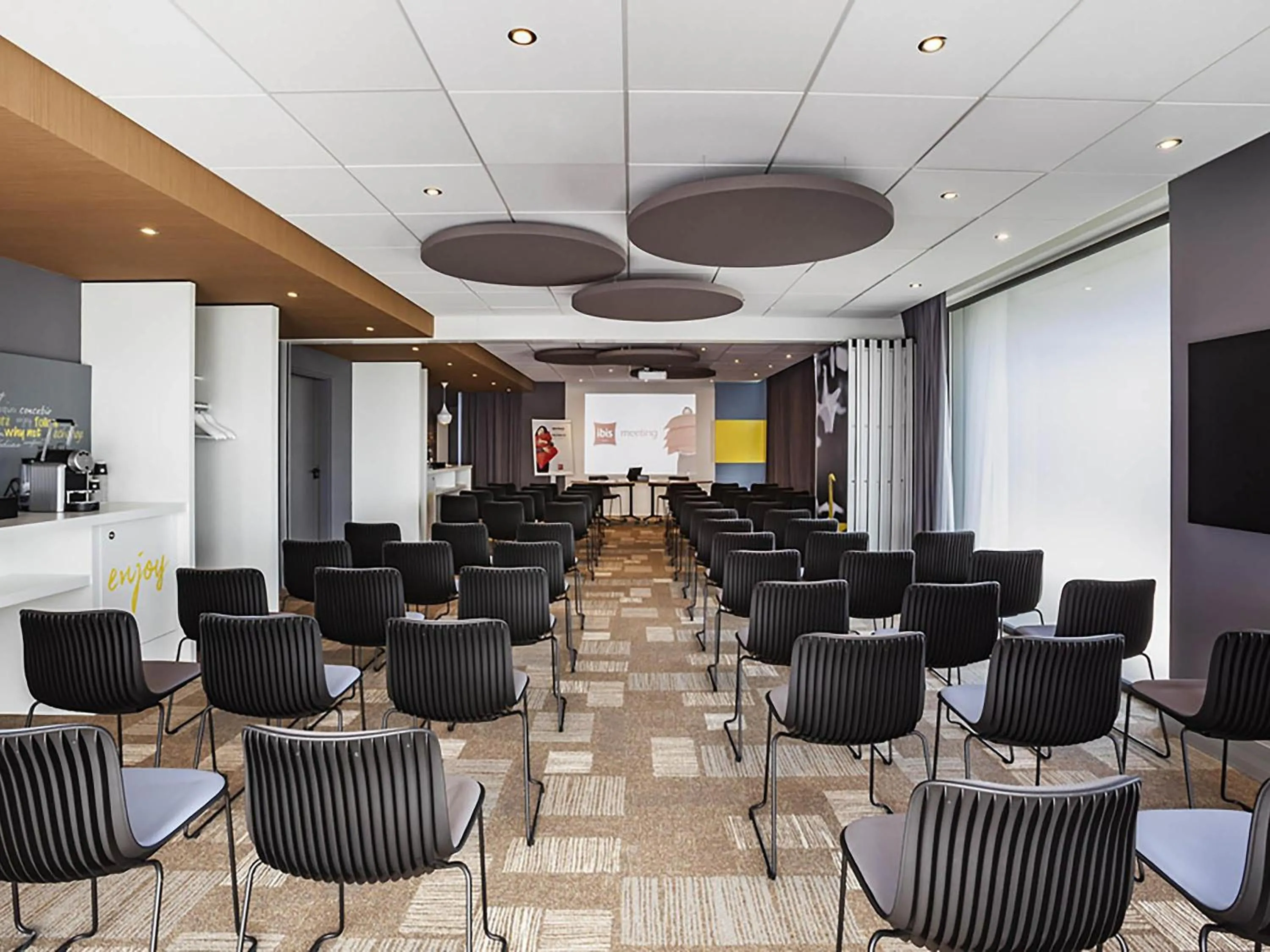 Meeting/conference room in ibis Sens