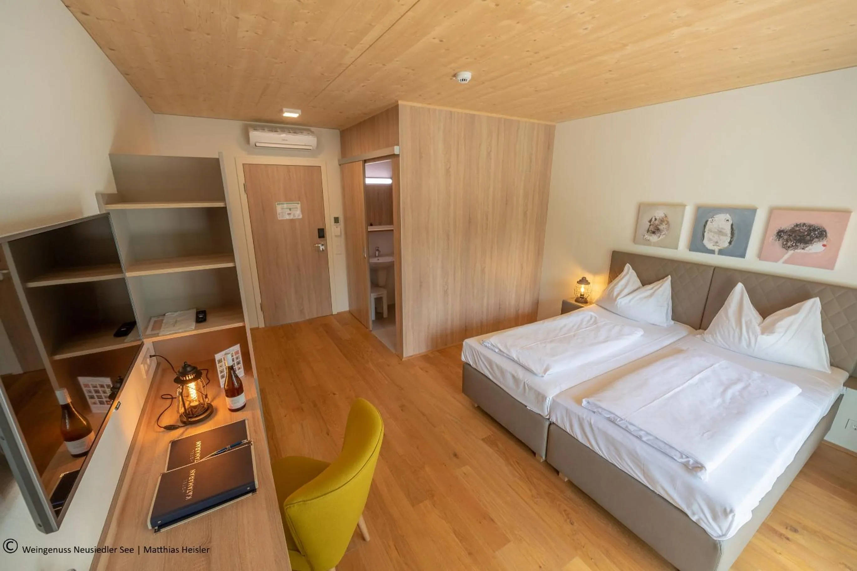 Photo of the whole room, Bed in Hotel Katamaran