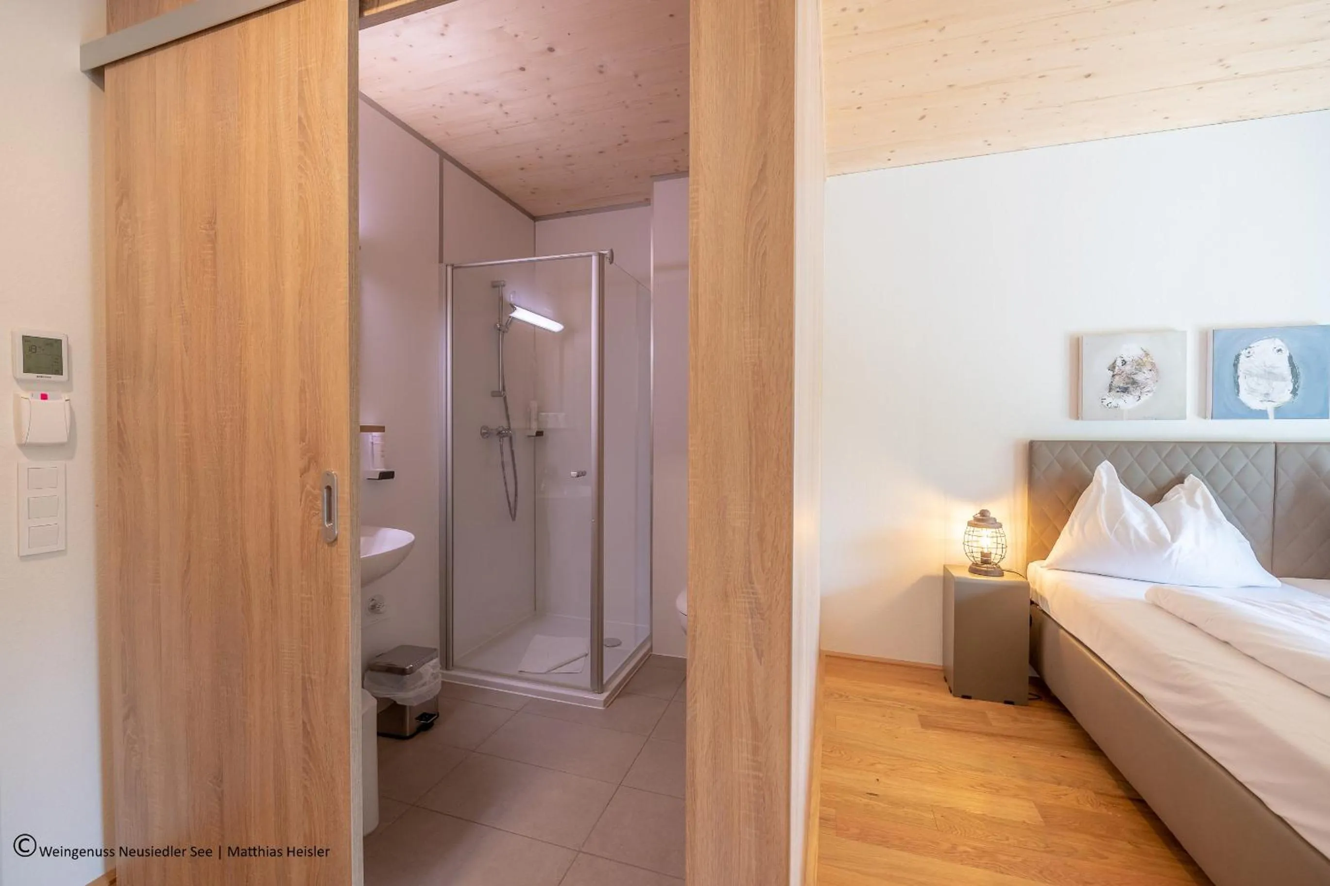 Bathroom, Bed in Hotel Katamaran