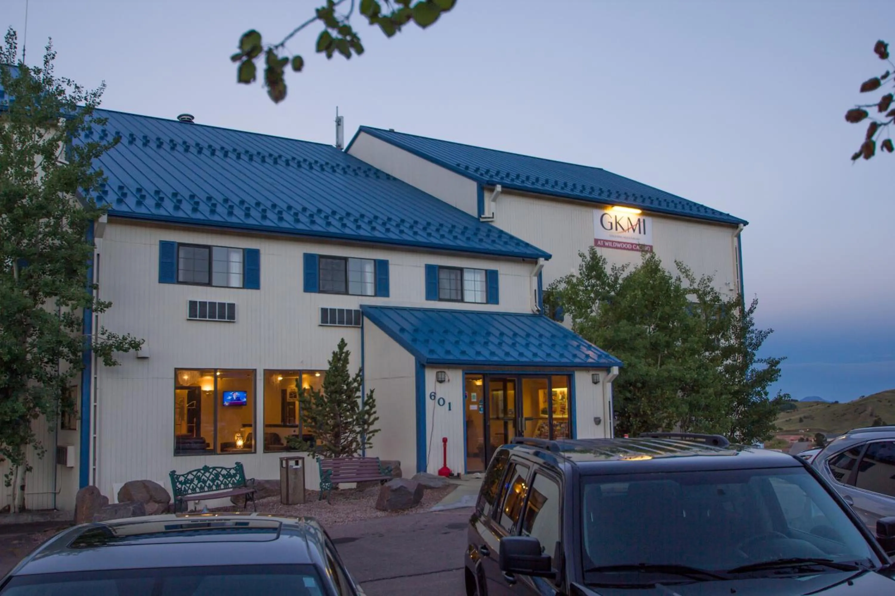 Property building in Gold King Mountain Inn