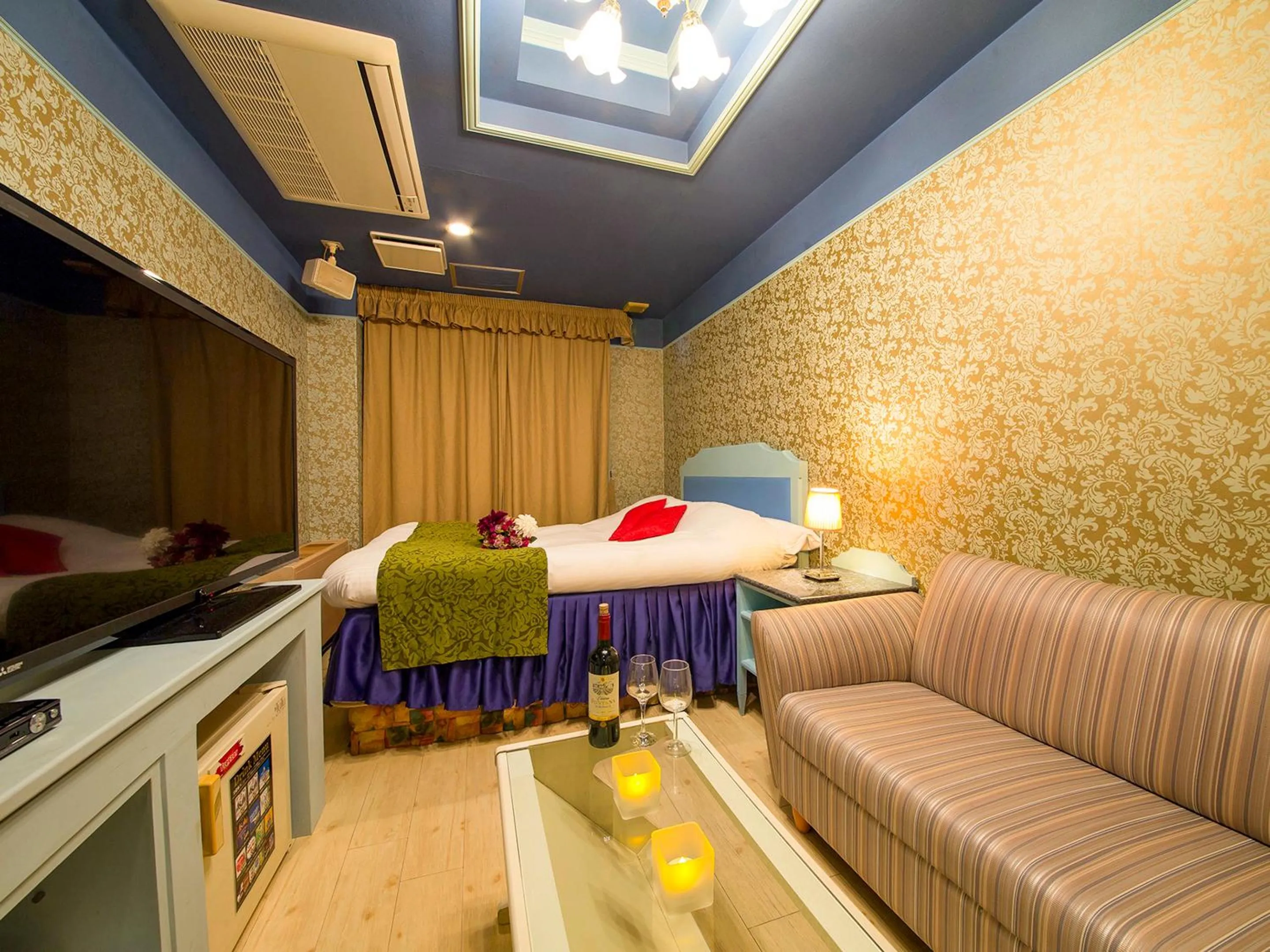 Photo of the whole room, Bed in Hotel Gallery (Adult Only)