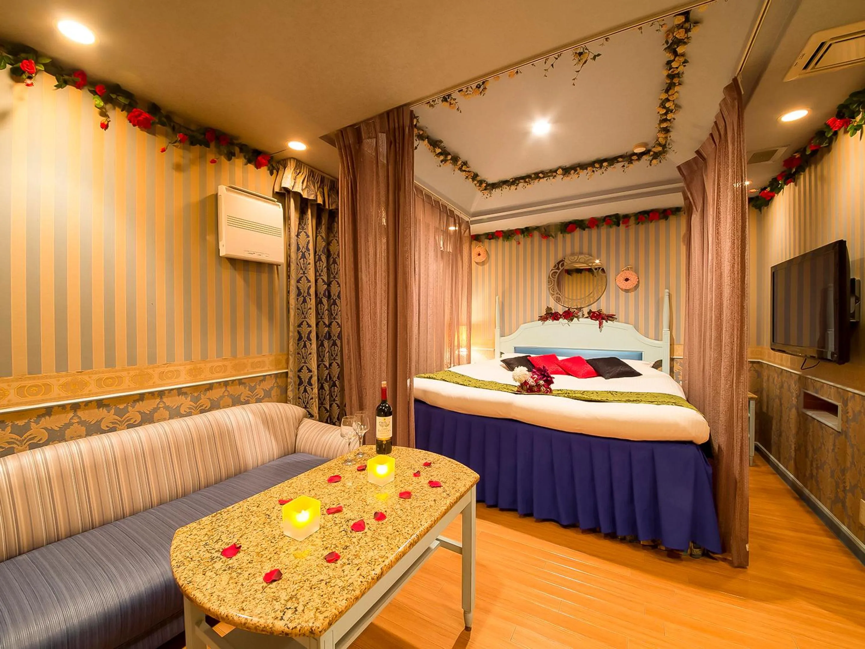 Photo of the whole room, Bed in Hotel Gallery (Adult Only)