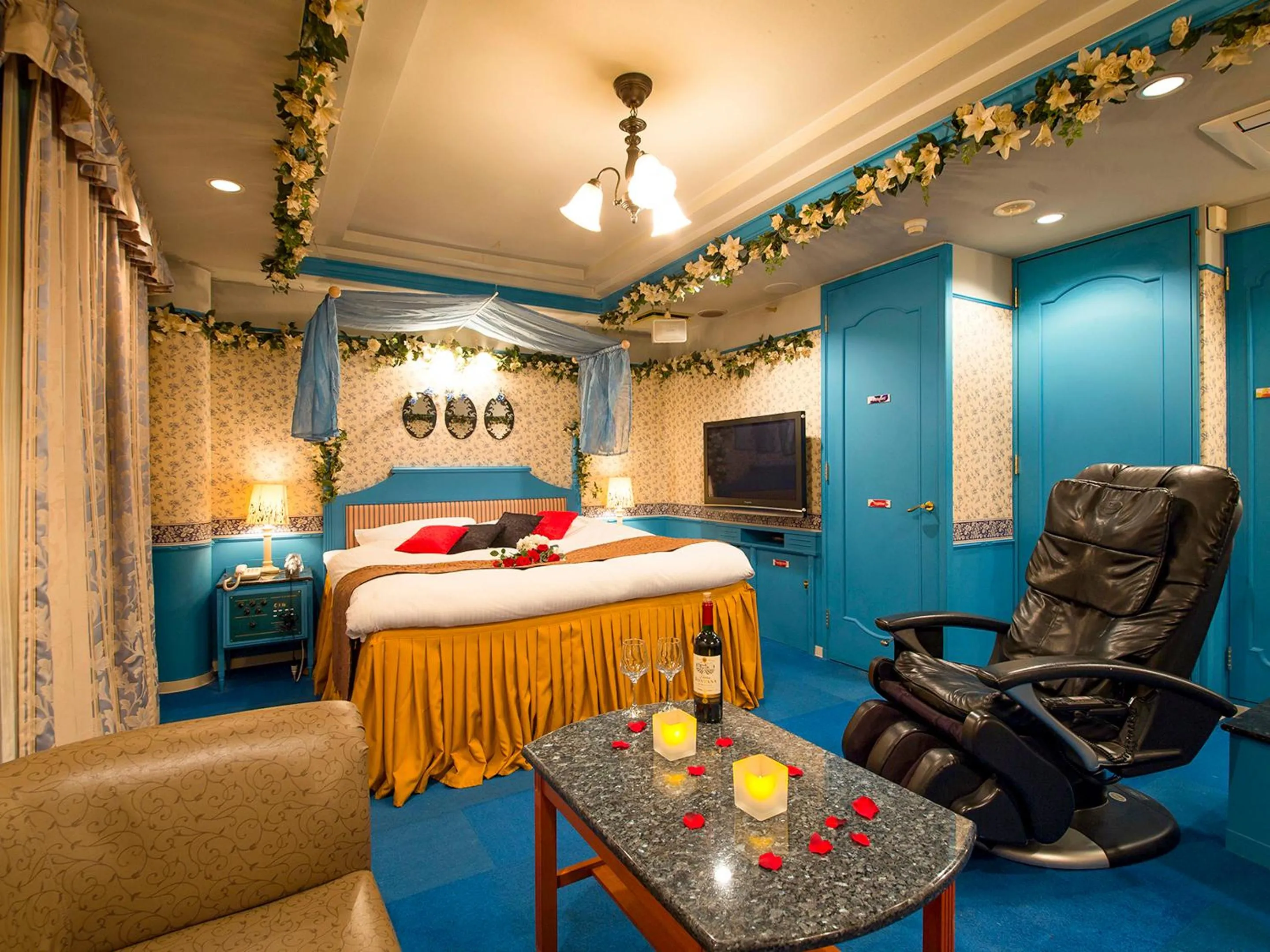 Photo of the whole room, Bed in Hotel Gallery (Adult Only)