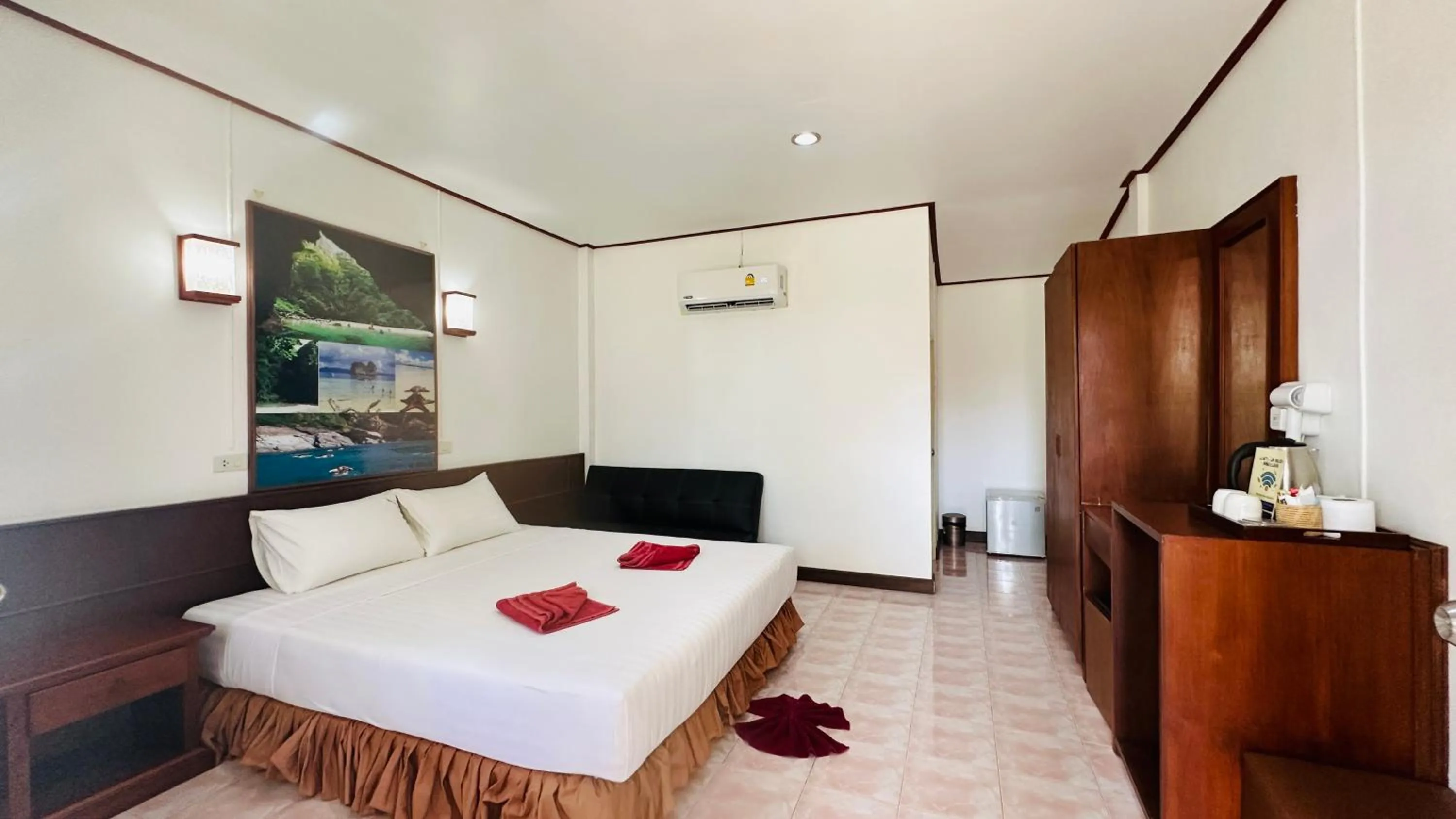 Bed in Lanta L.D. Beach Bungalow