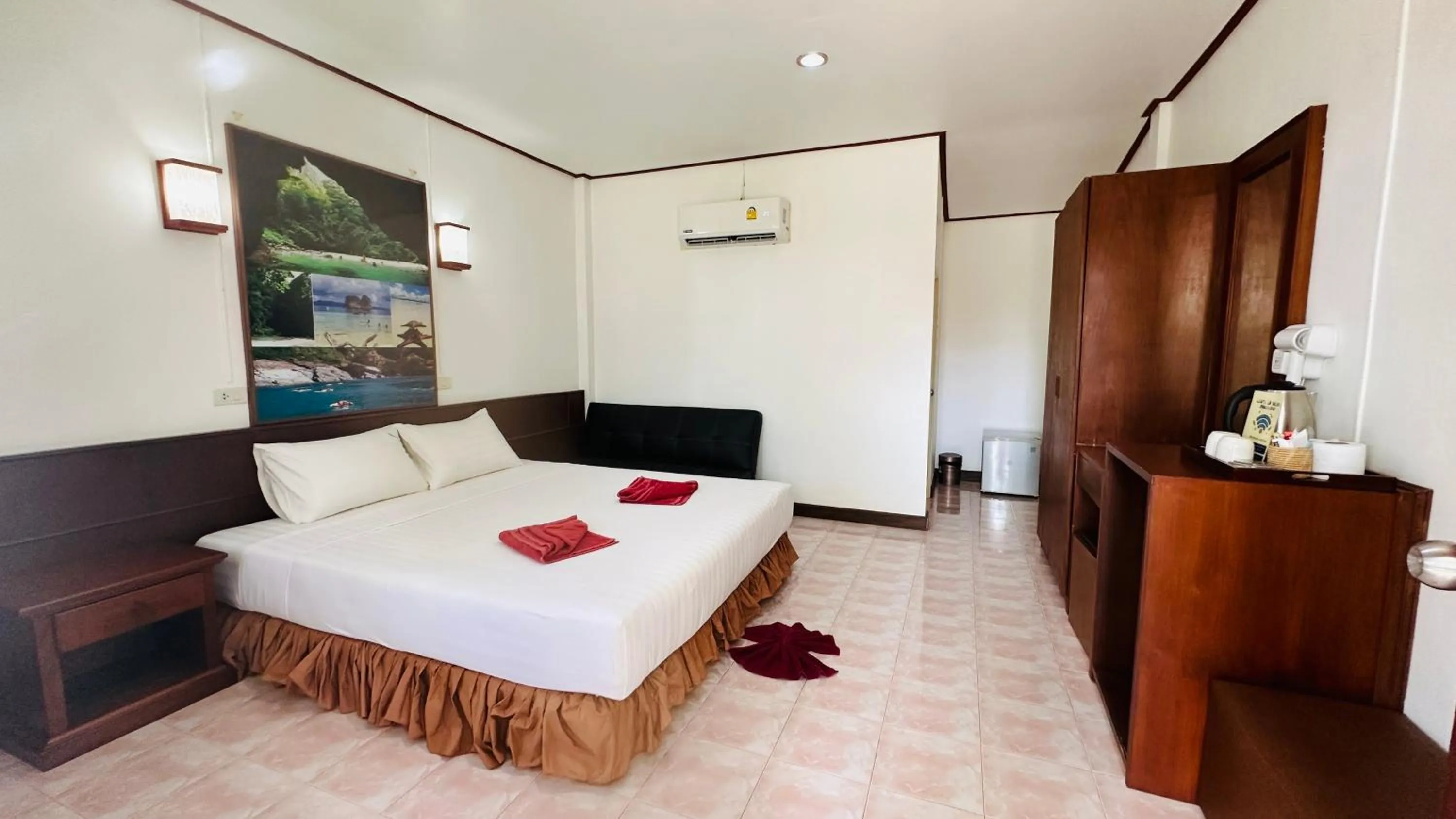 Bedroom, Bed in Lanta L.D. Beach Bungalow