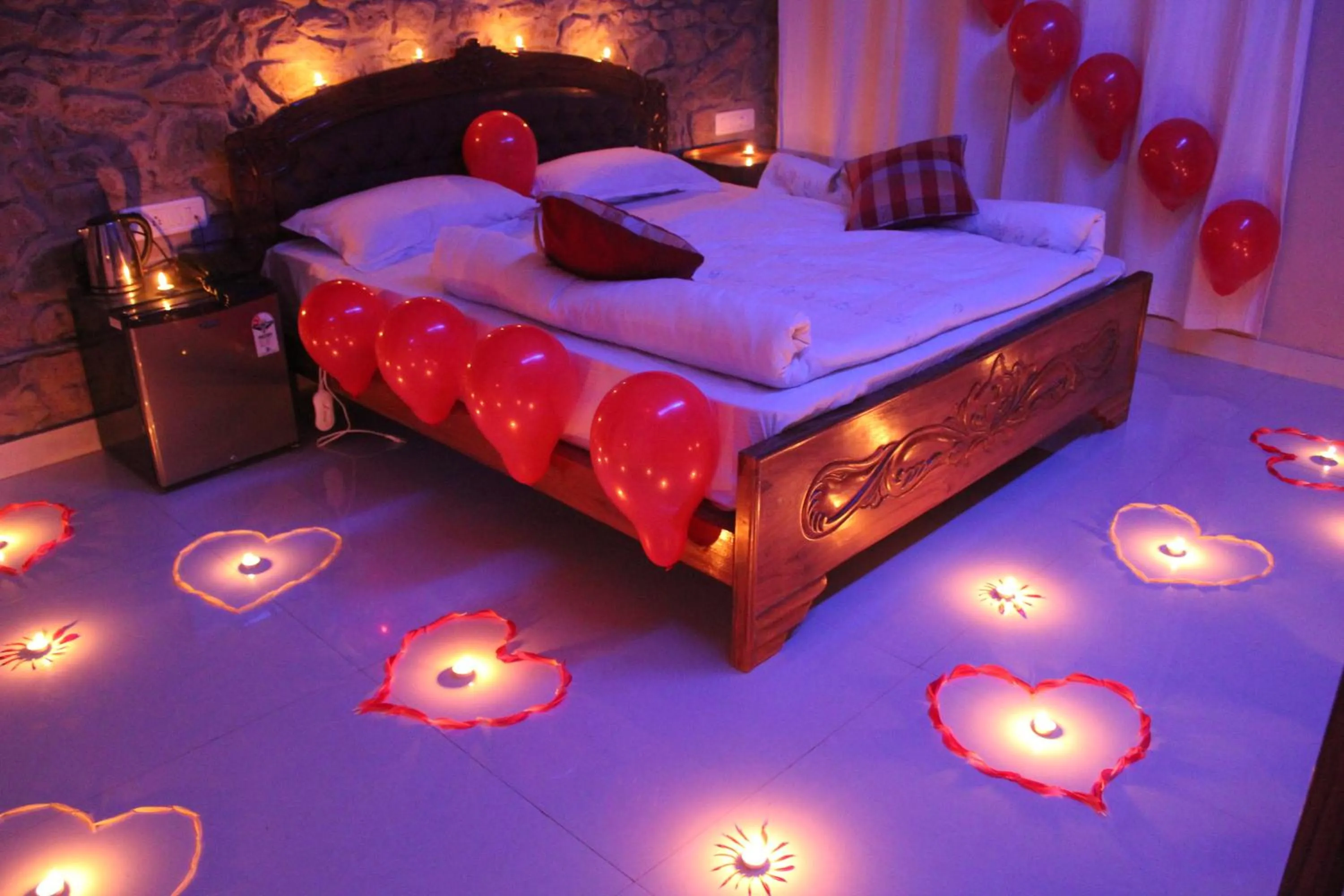 cot in Hotel Toppers Corner