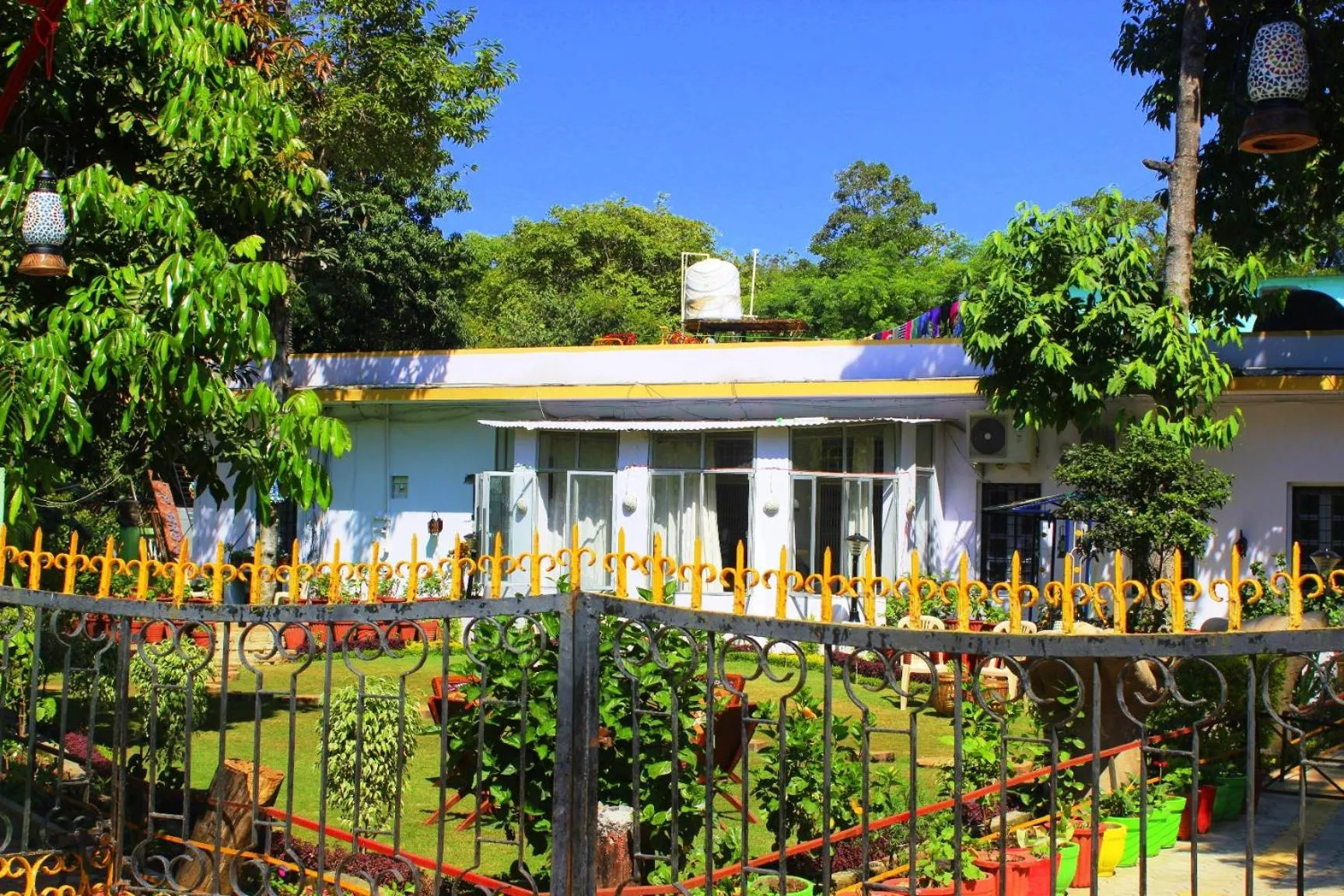 Property building in Hotel Toppers Corner