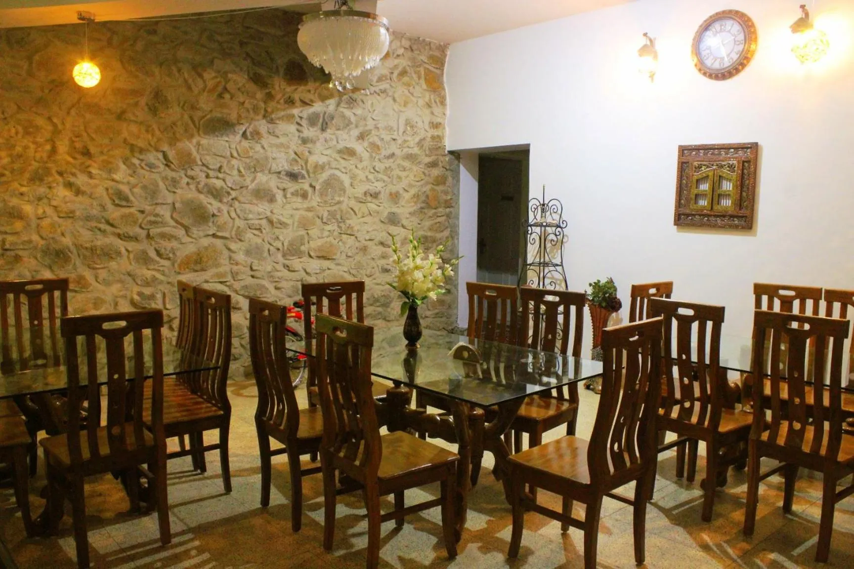 Restaurant/places to eat in Hotel Toppers Corner