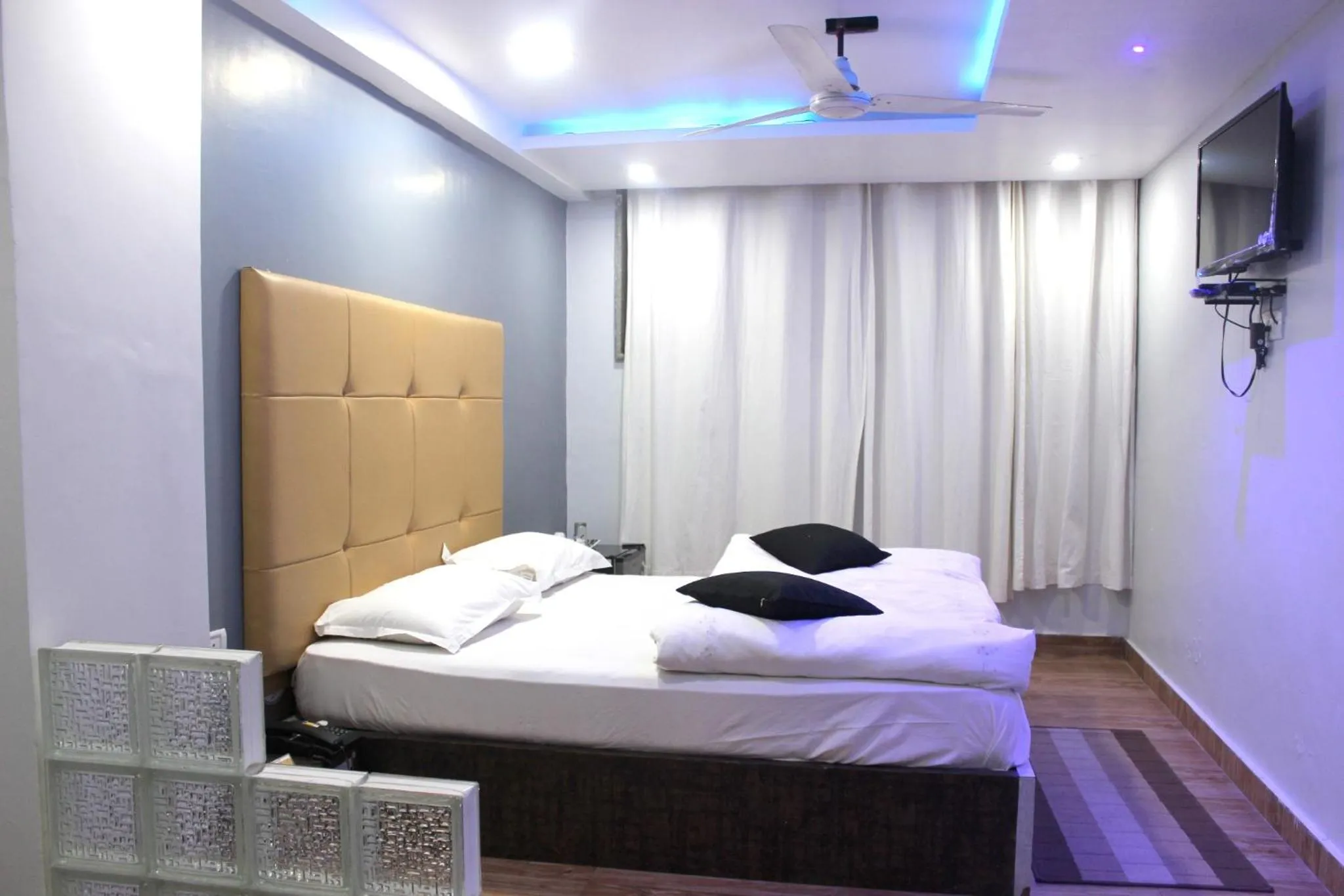 Hotel Toppers Corner