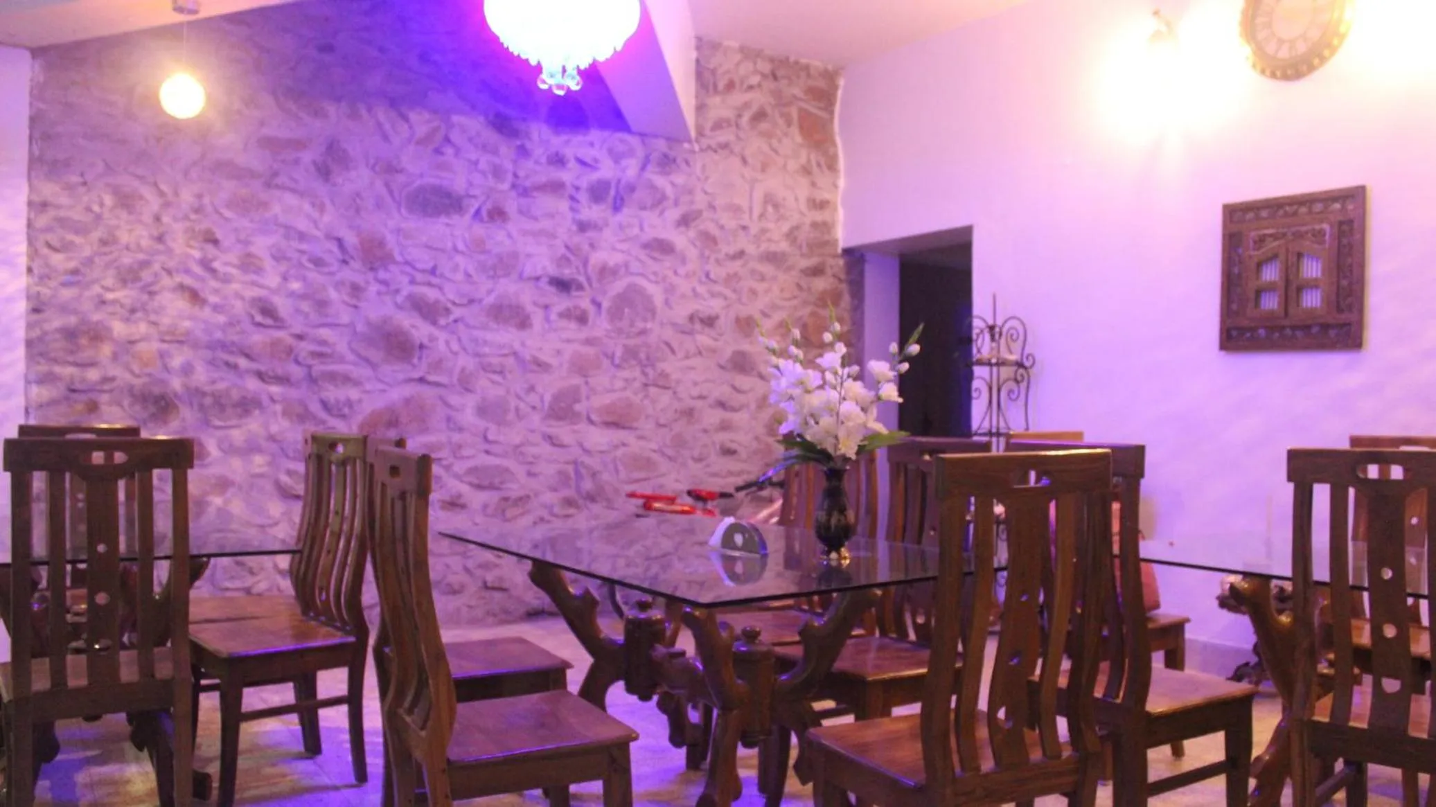 Restaurant/places to eat in Hotel Toppers Corner