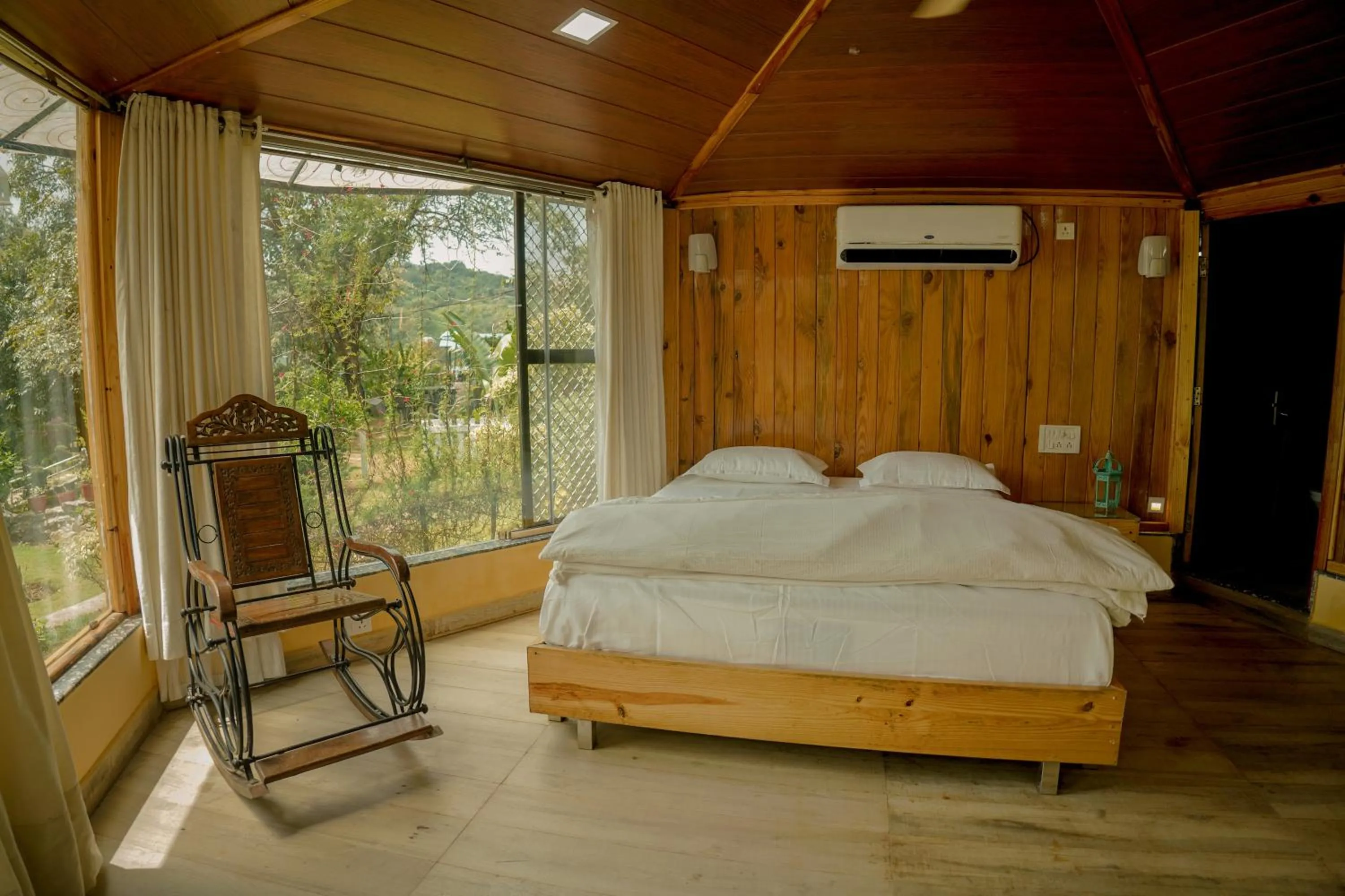 Hotel Toppers Corner