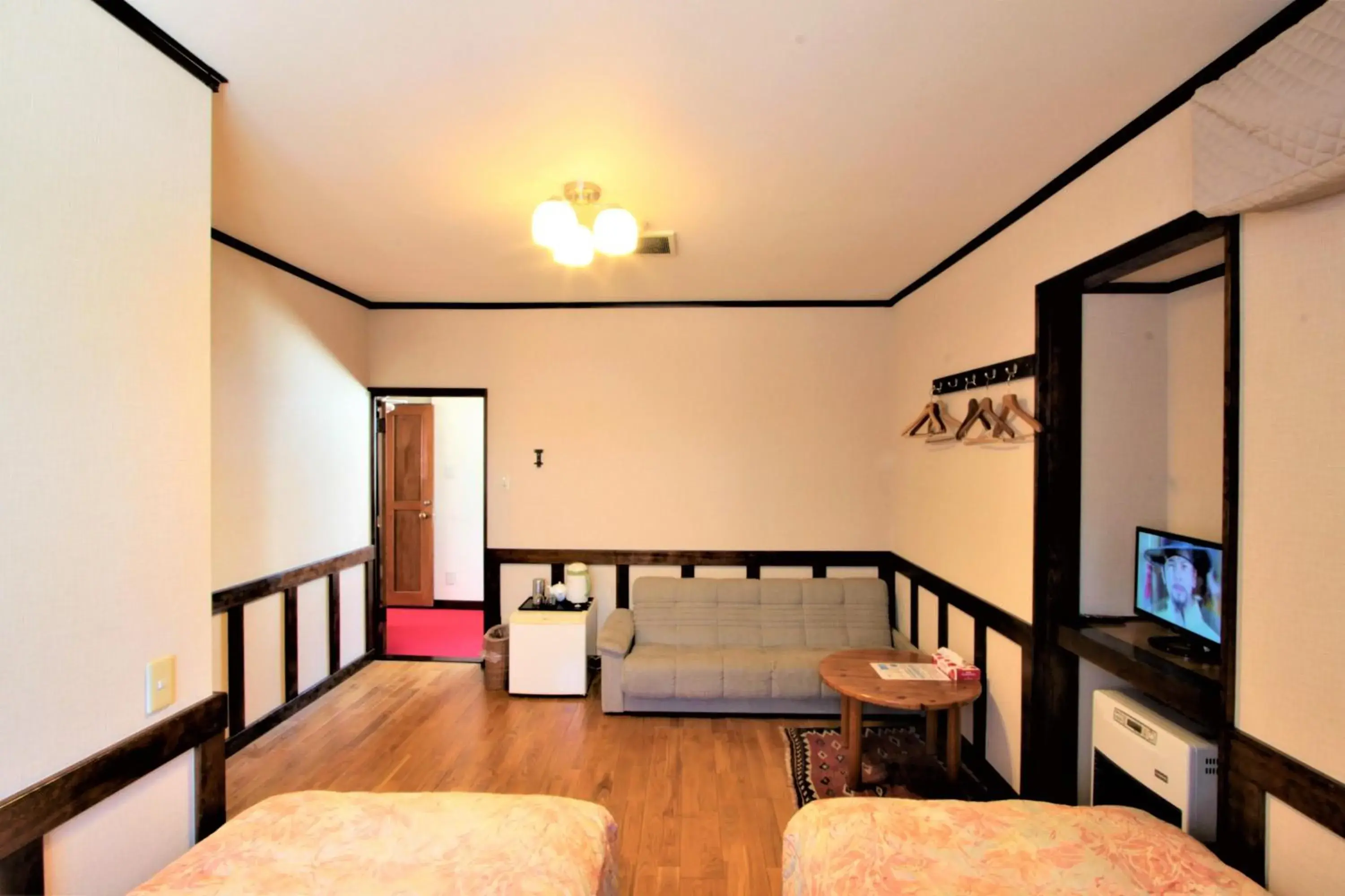 Twin Room with Private Bathroom and Sofa Bed - single occupancy in Pension Eastmountain Hakuba Twin Room with Private Bathroom and Sofa Bed - single occupancy in Pension Eastmountain Hakuba