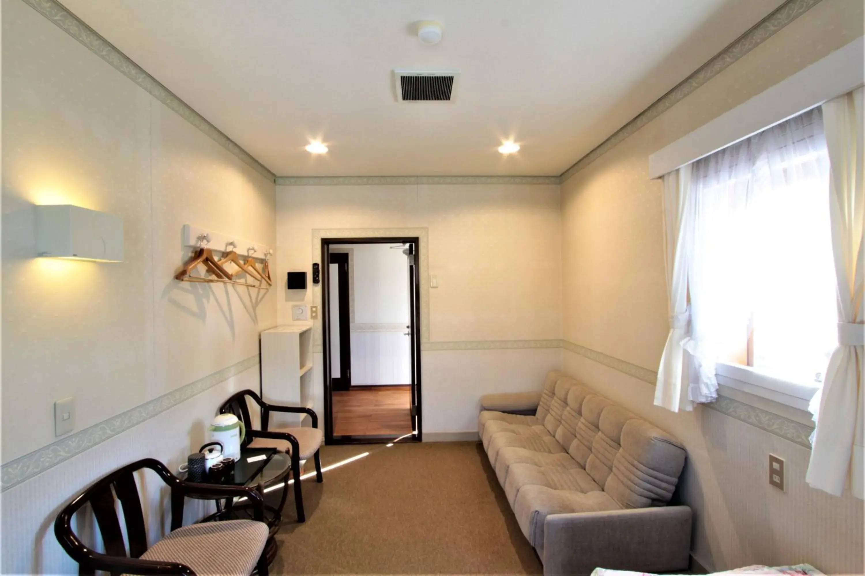 Twin Room with Shared Bathroom - single occupancy in Pension Eastmountain Hakuba Twin Room with Shared Bathroom - single occupancy in Pension Eastmountain Hakuba