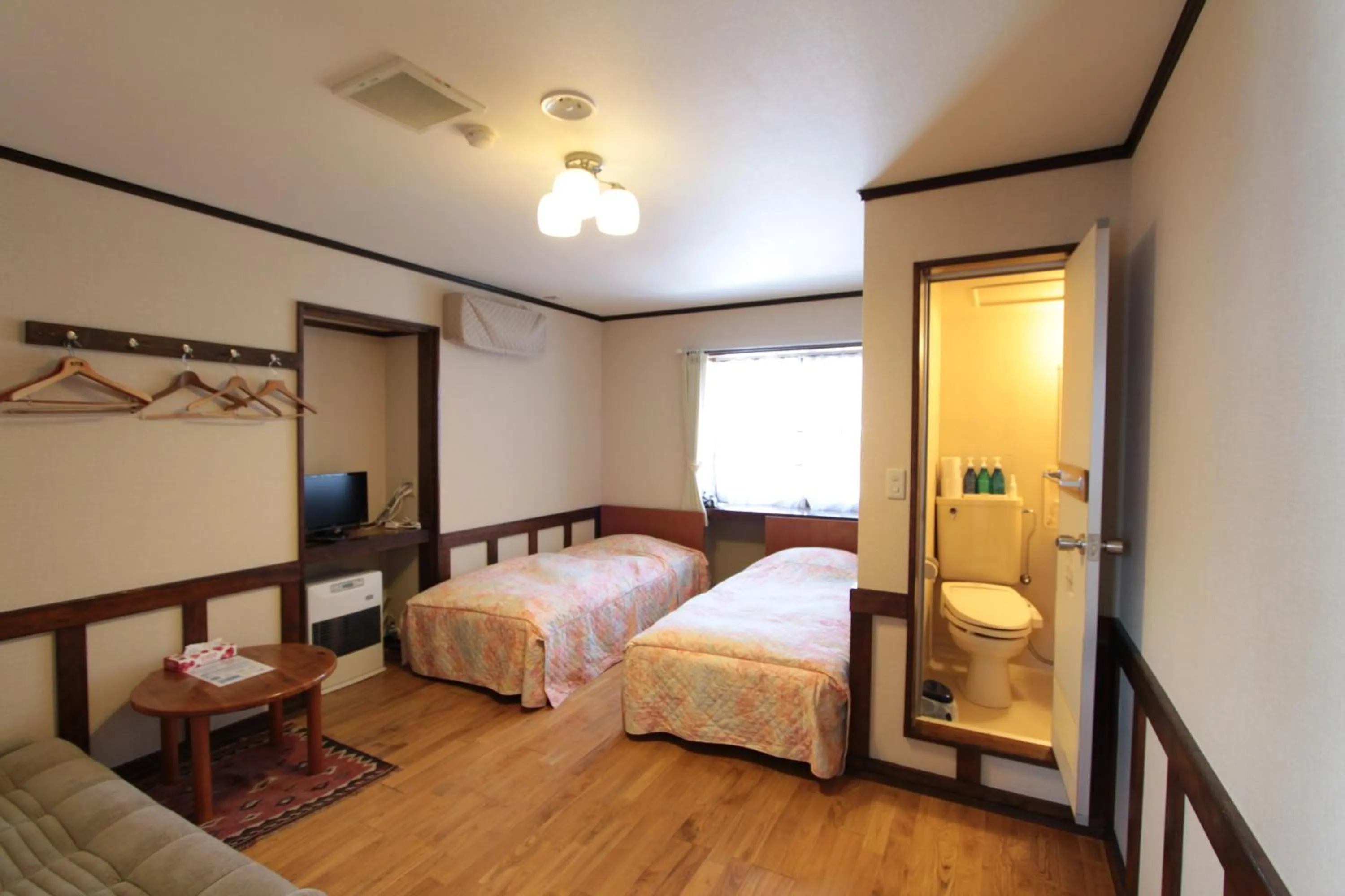 Toilet, Bed in Pension Eastmountain Hakuba
