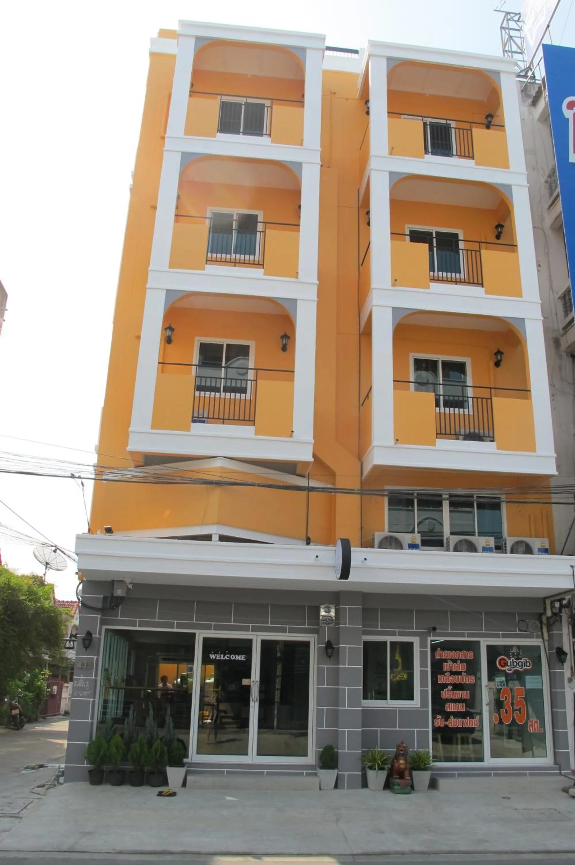 Facade/entrance in Hoppers Place Donmuang