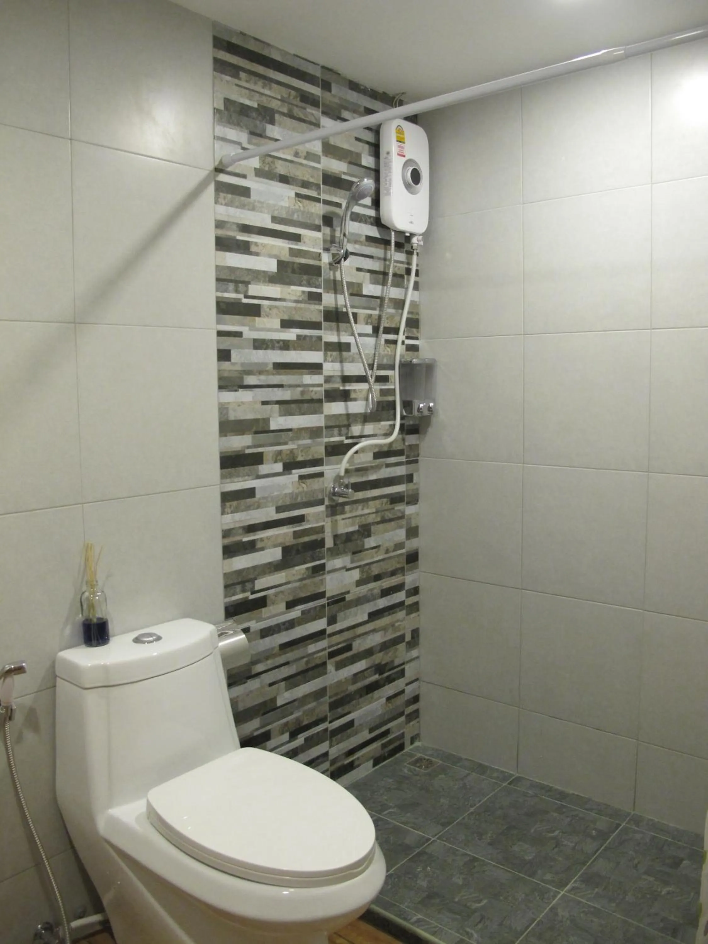 Shower in Hoppers Place Donmuang