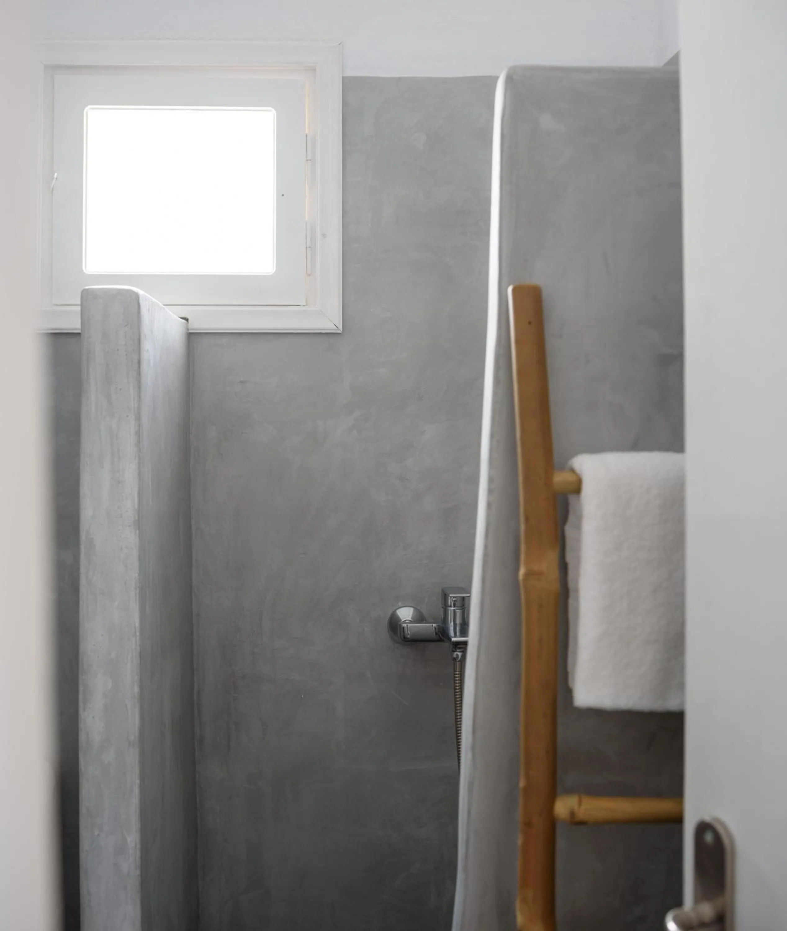 Shower in Cal Day Rooms Santorini