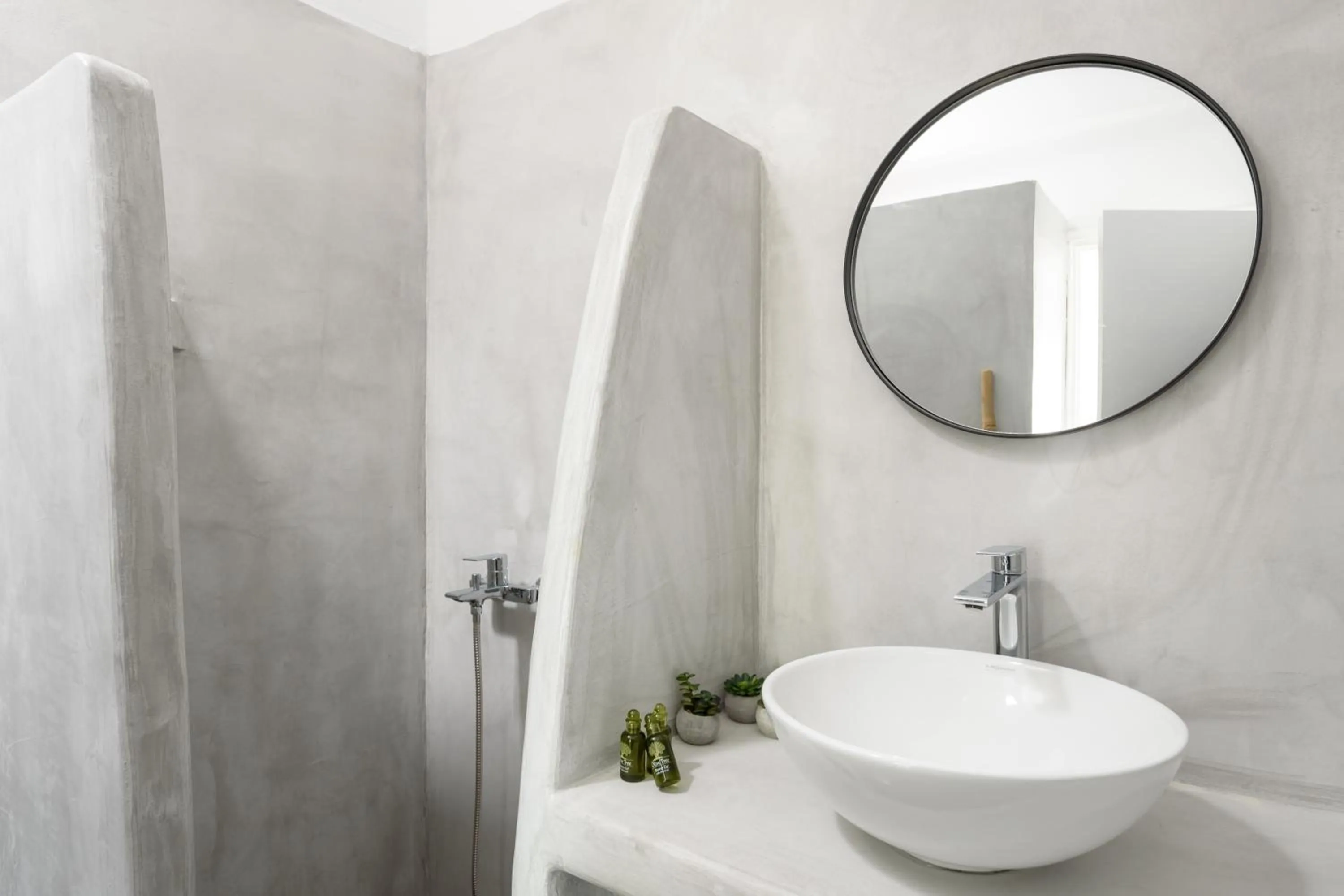 Shower in Cal Day Rooms Santorini