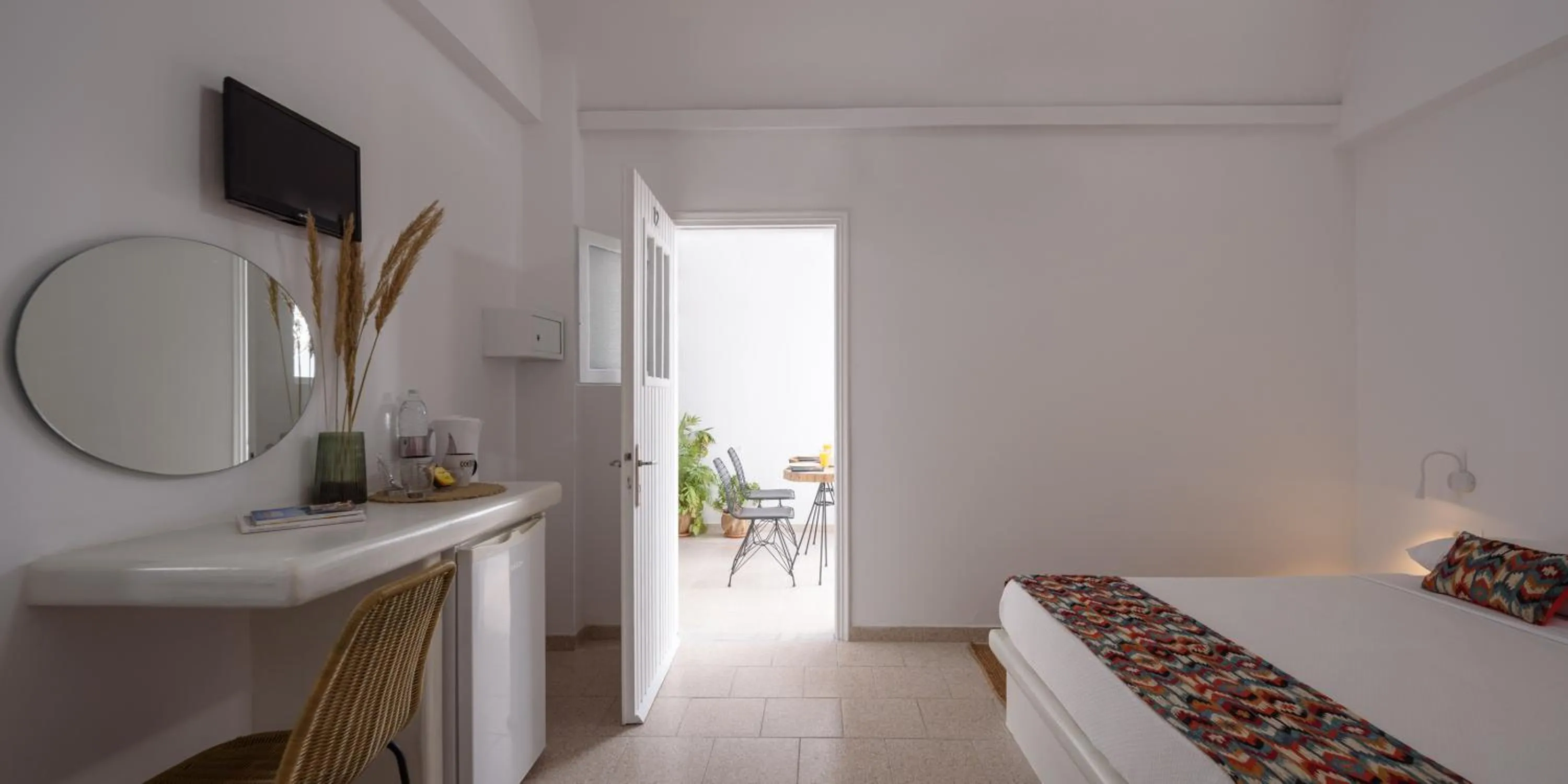 TV and multimedia, Bed in Cal Day Rooms Santorini