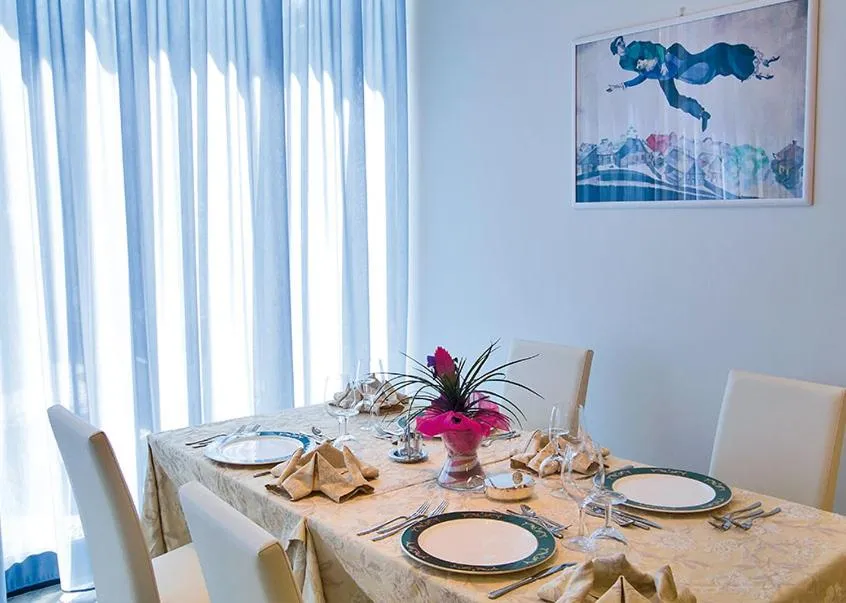 Restaurant/places to eat in Renzo Hotel