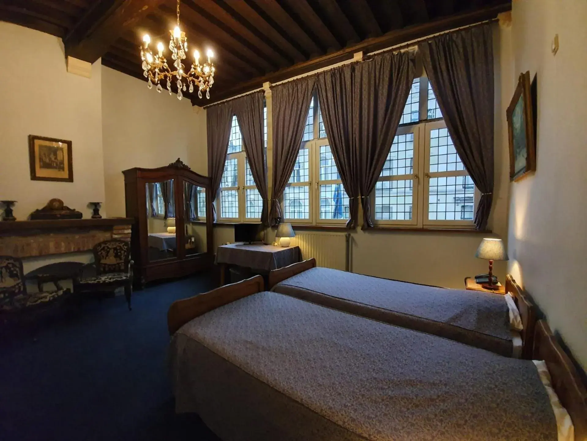 Grand Deluxe Double or Twin Room in Erasmus Hotel Grand Deluxe Double or Twin Room in Erasmus Hotel