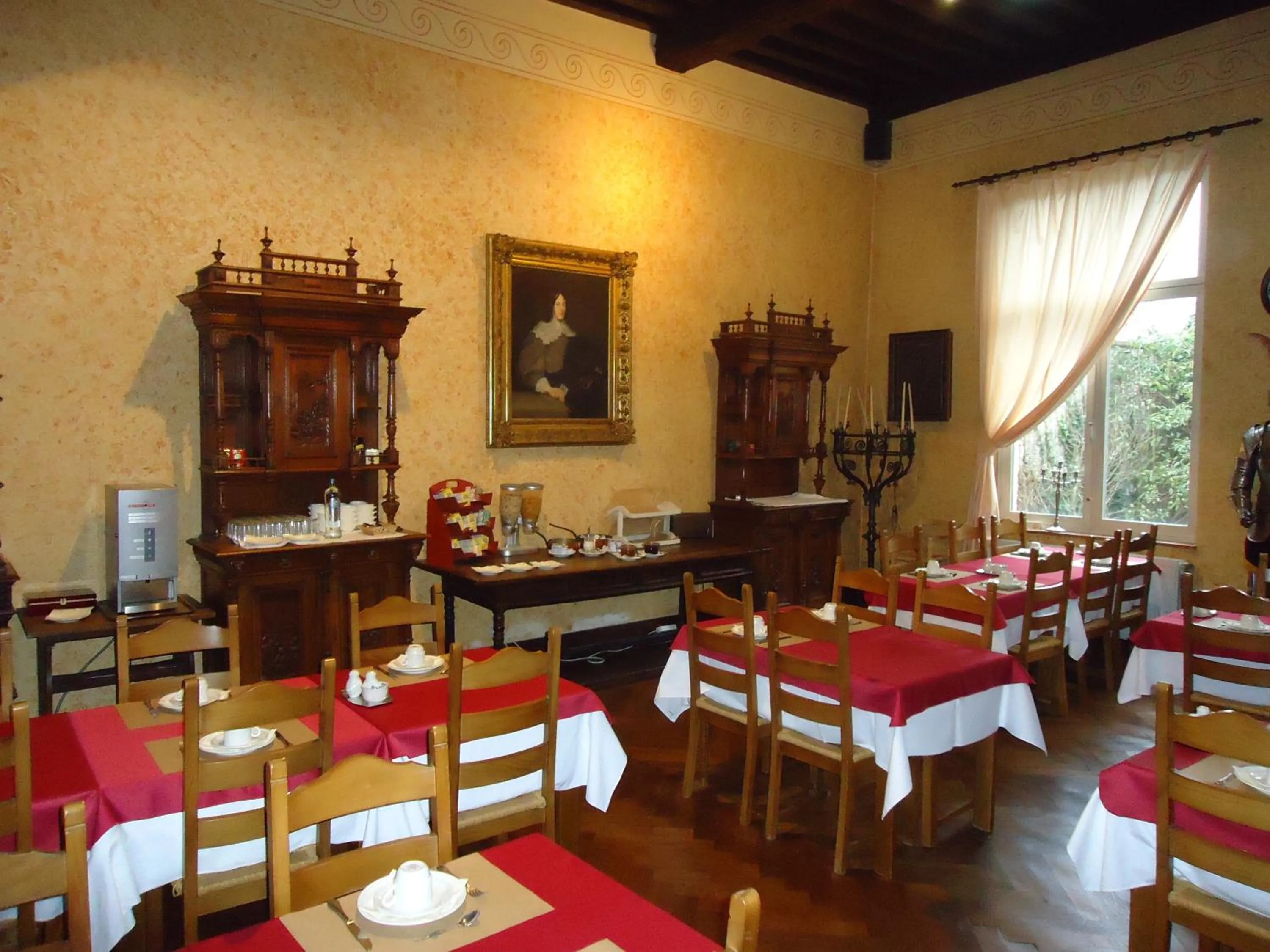 Restaurant/places to eat in Erasmus Hotel