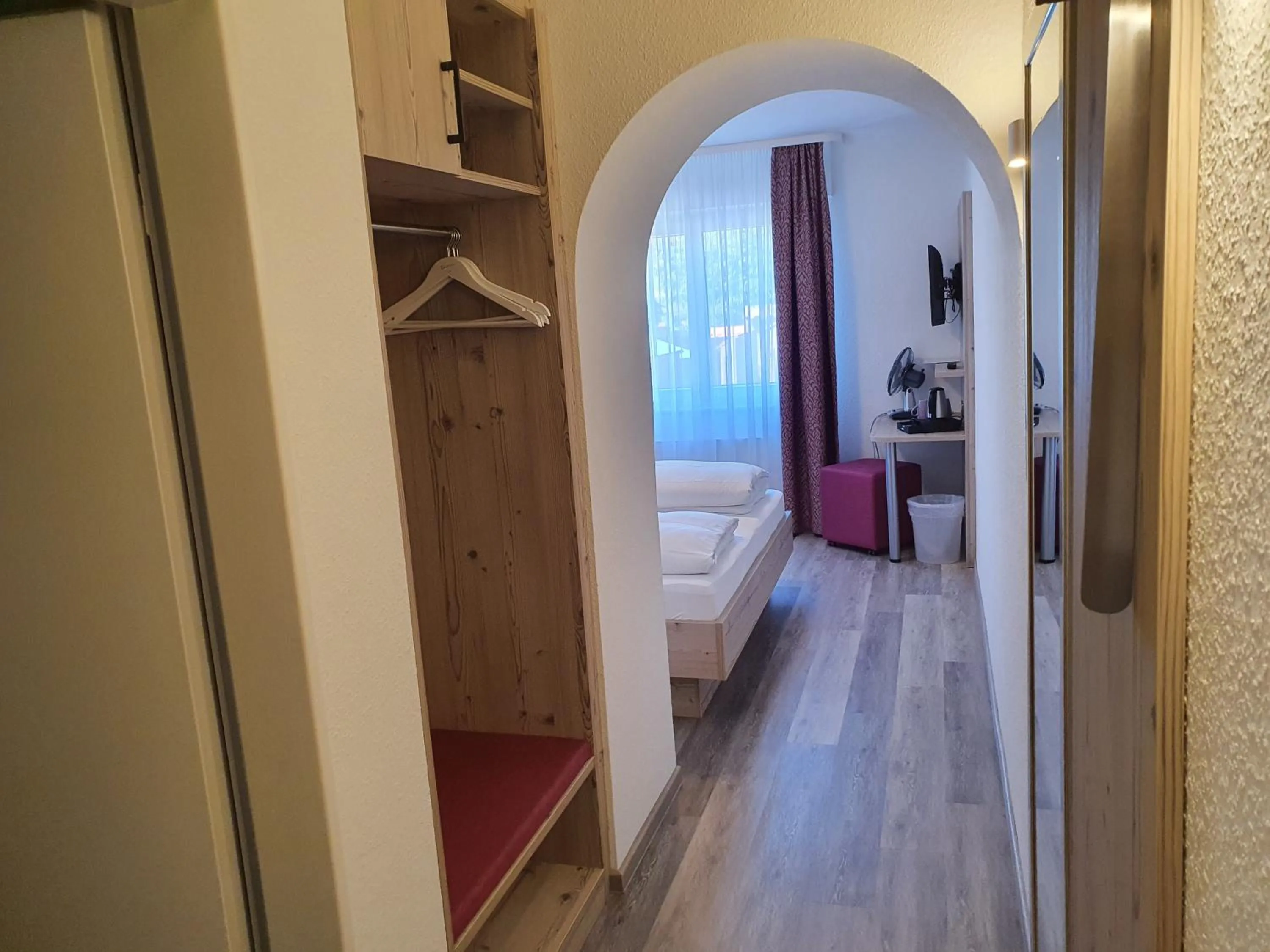 Photo of the whole room, Bed in Hotel Neuenburger Hof