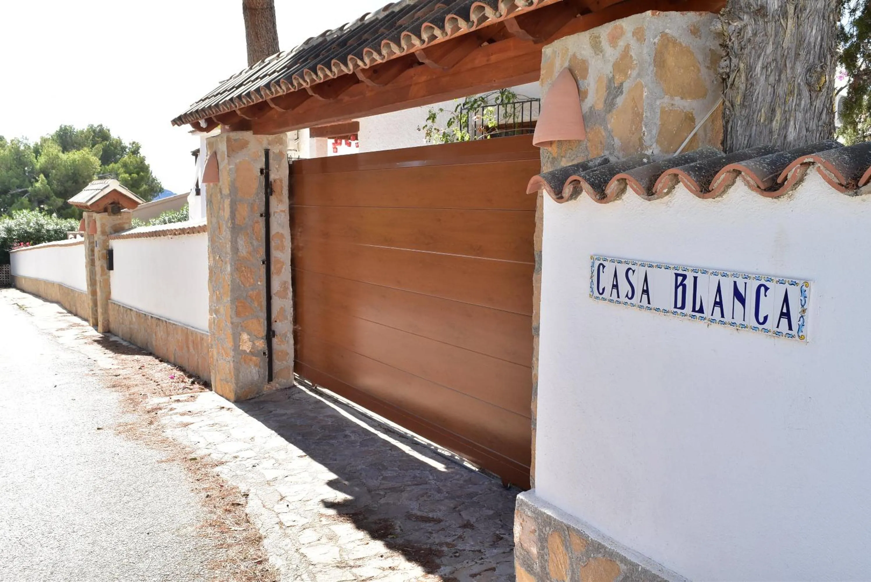 Facade/entrance in Casa Blanca Suiza