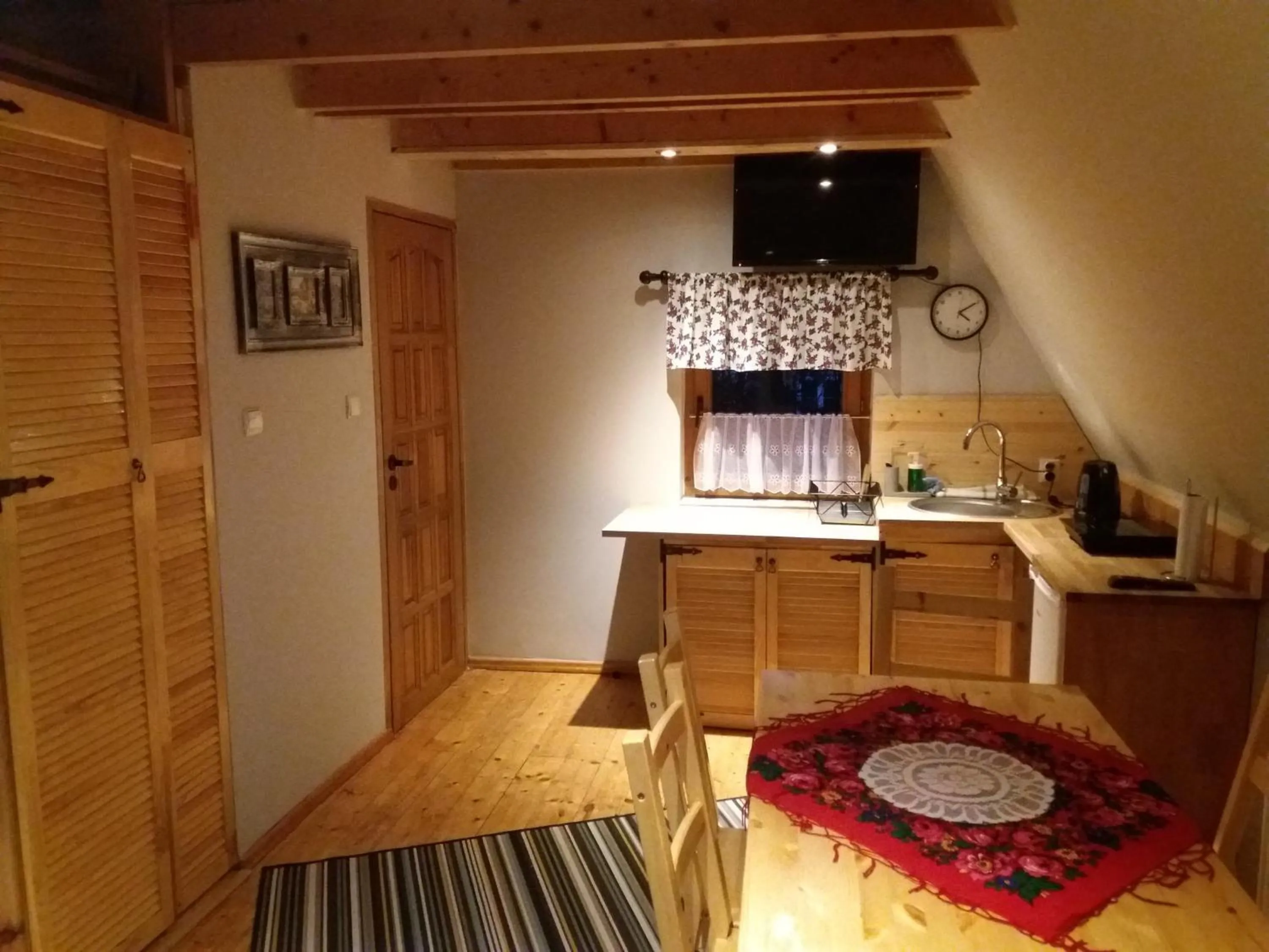 Kitchen or kitchenette in Pensjonat Gościniec Szczyrk , z sauną i jacuzzi