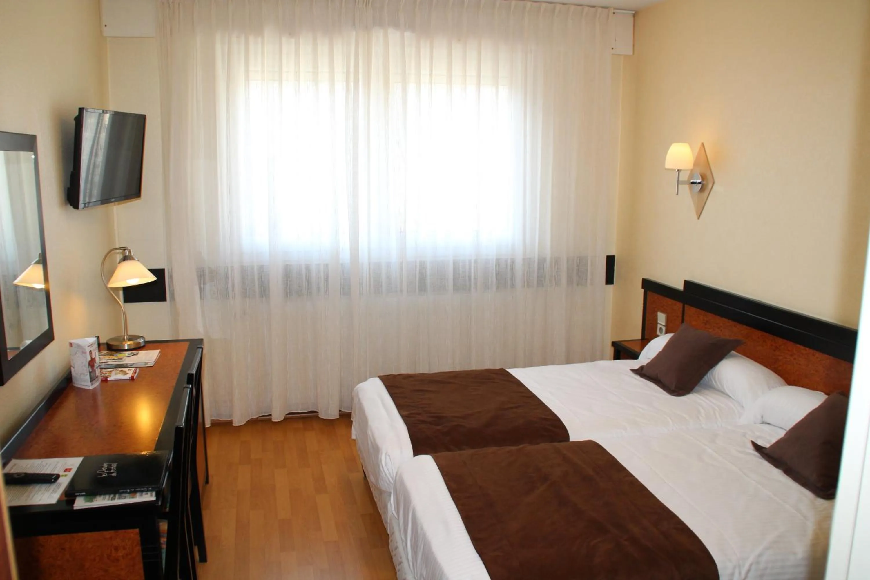 Bed in Hôtel Saint-Hubert