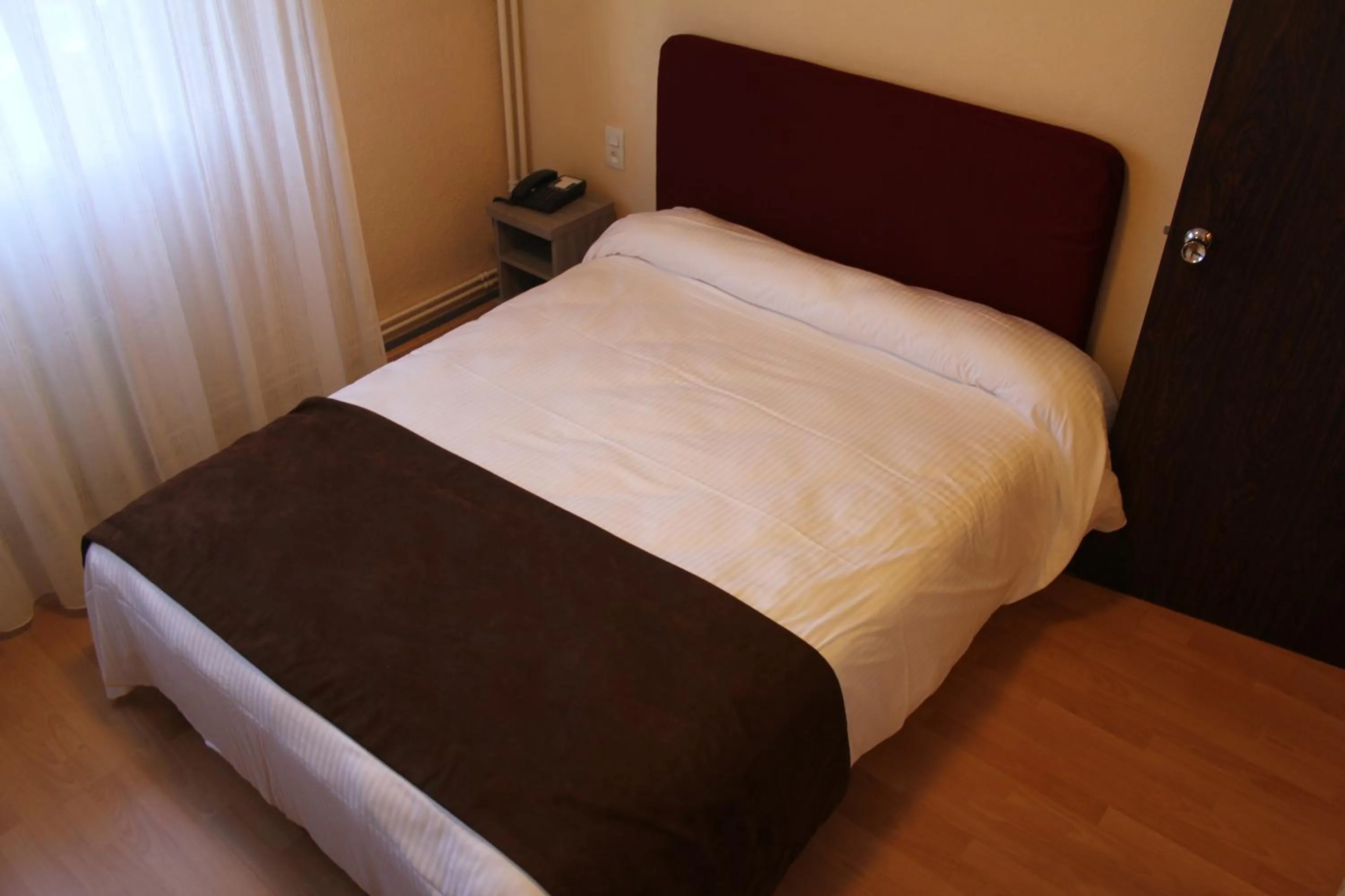 Photo of the whole room, Bed in Hôtel Saint-Hubert