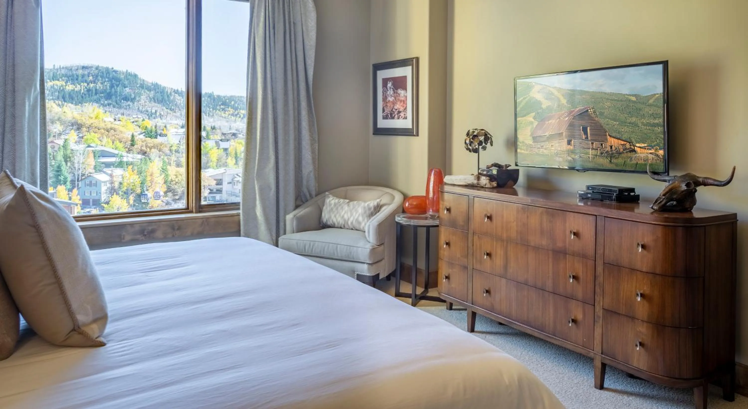 Bed in Edgemont 2704 - Luxury Ski-in Ski-out Condo