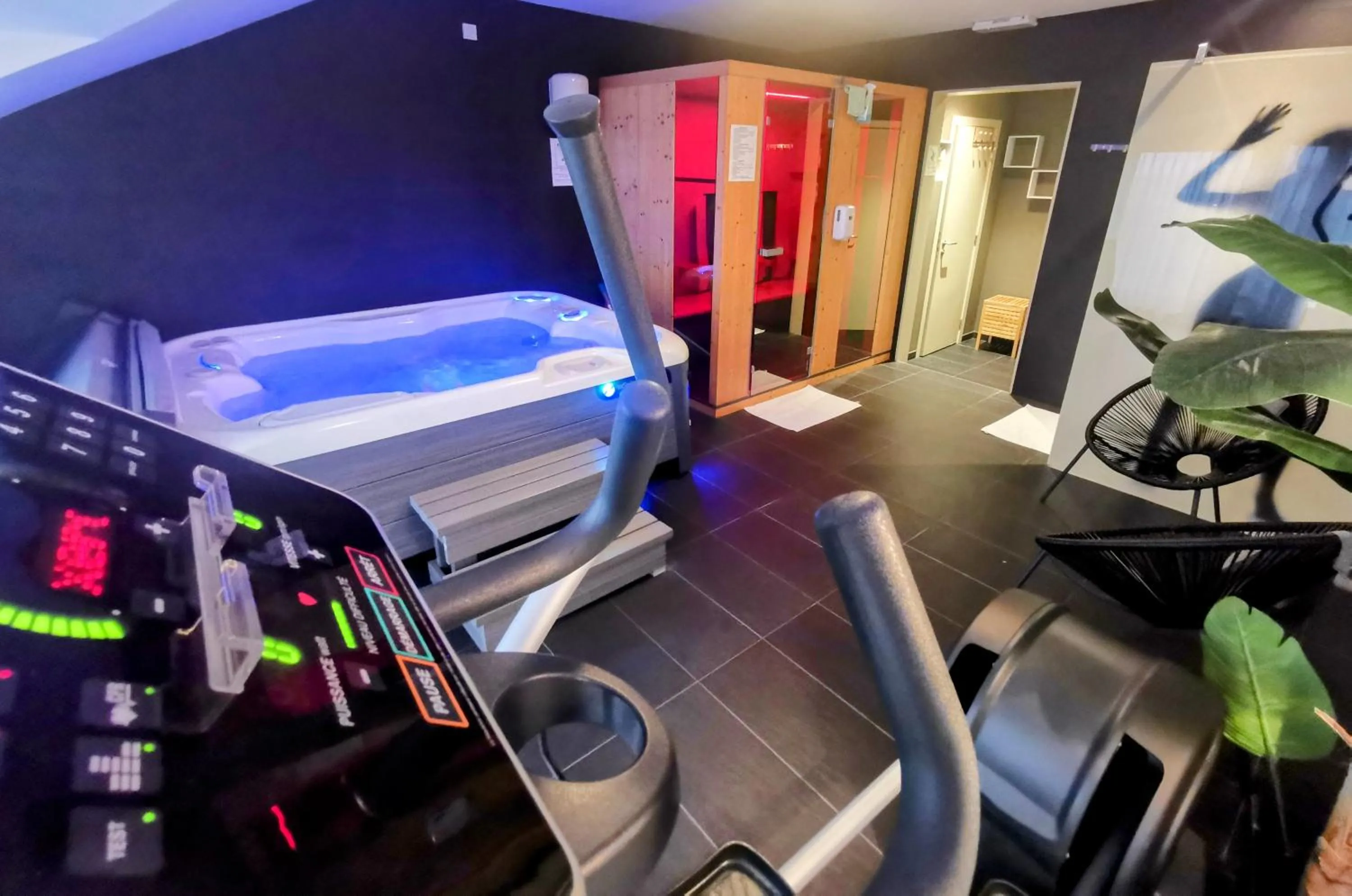 Spa and wellness centre/facilities in Hôtel L'Amandier