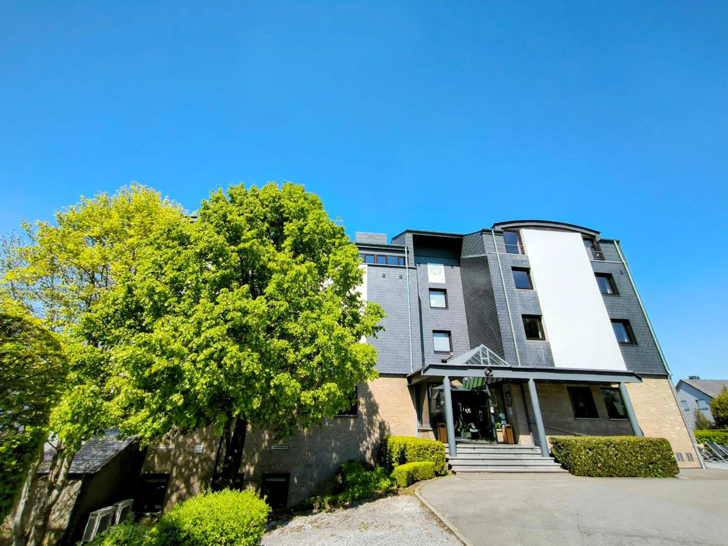 Facade/entrance in Hôtel L'Amandier
