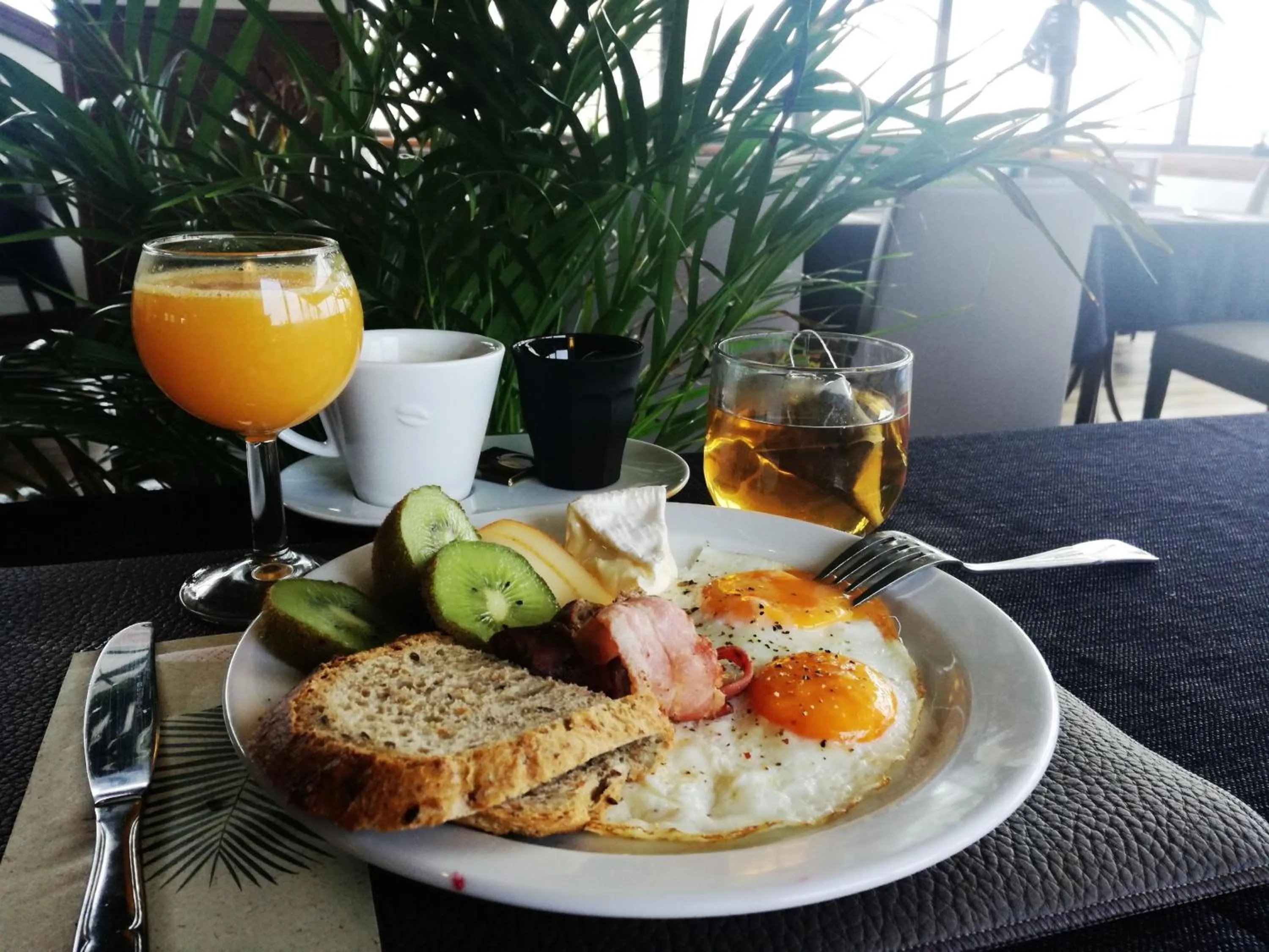 Breakfast in Hôtel L'Amandier