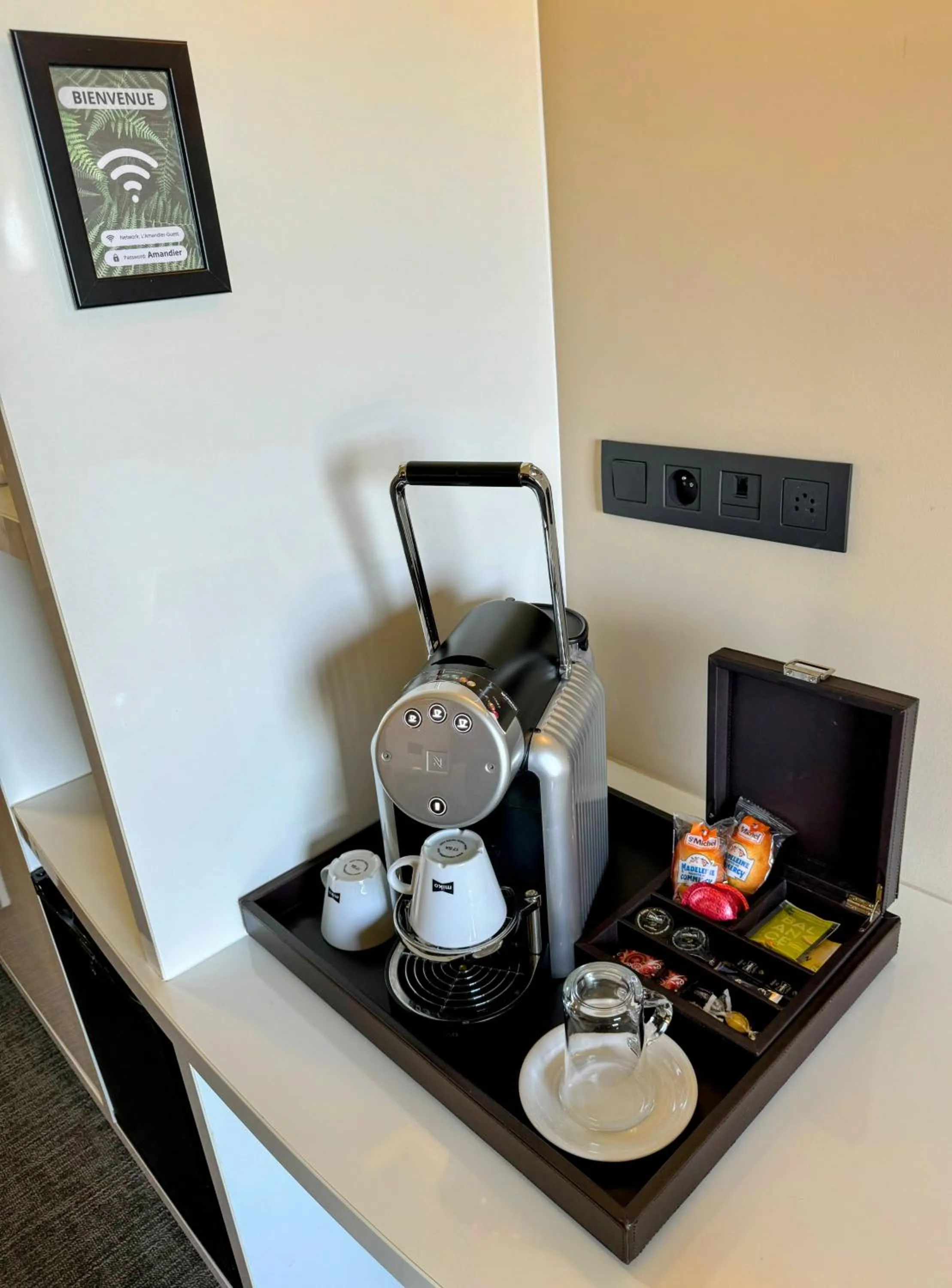Coffee/tea facilities in Hôtel L'Amandier