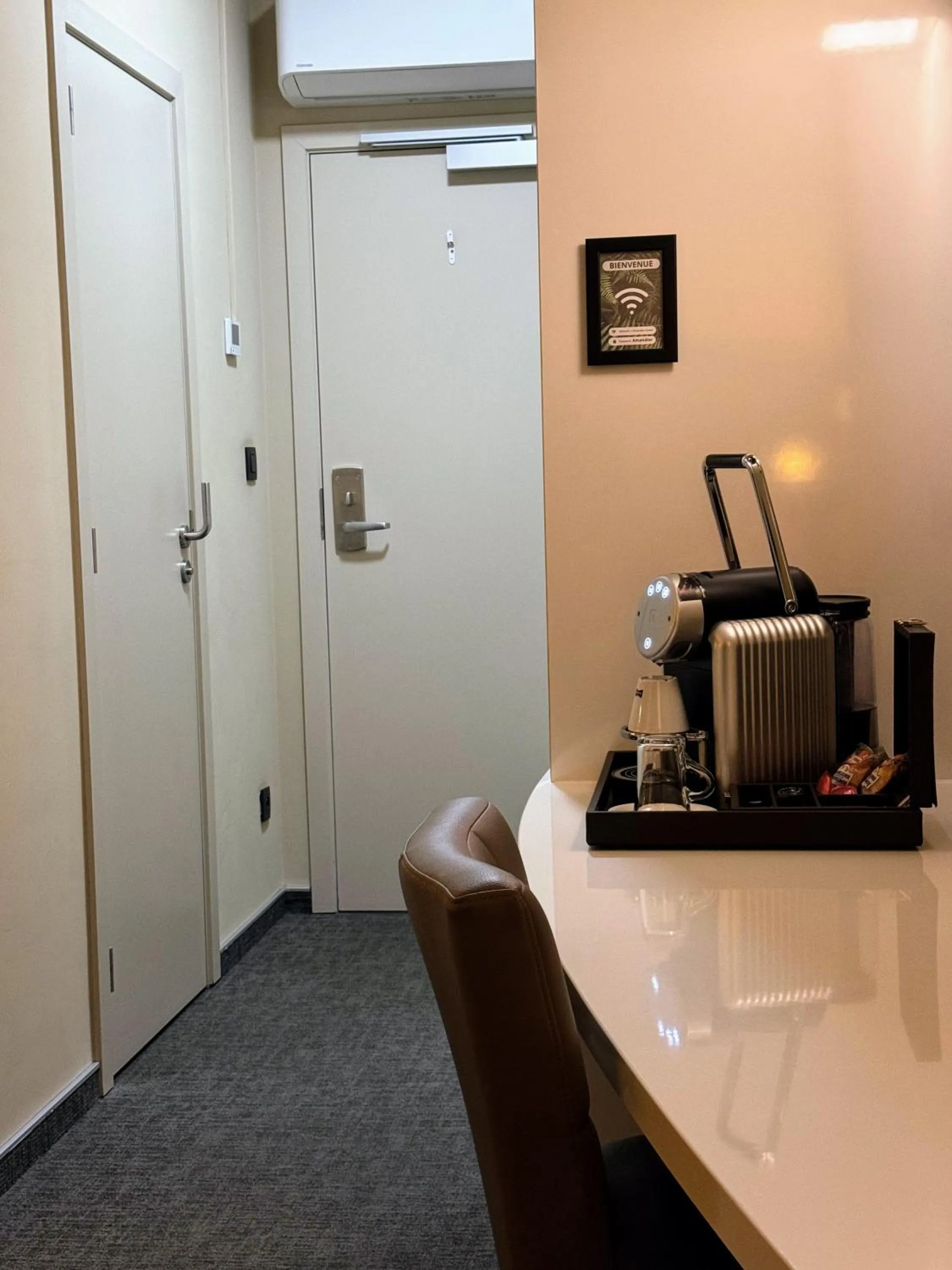 Coffee/tea facilities in Hôtel L'Amandier