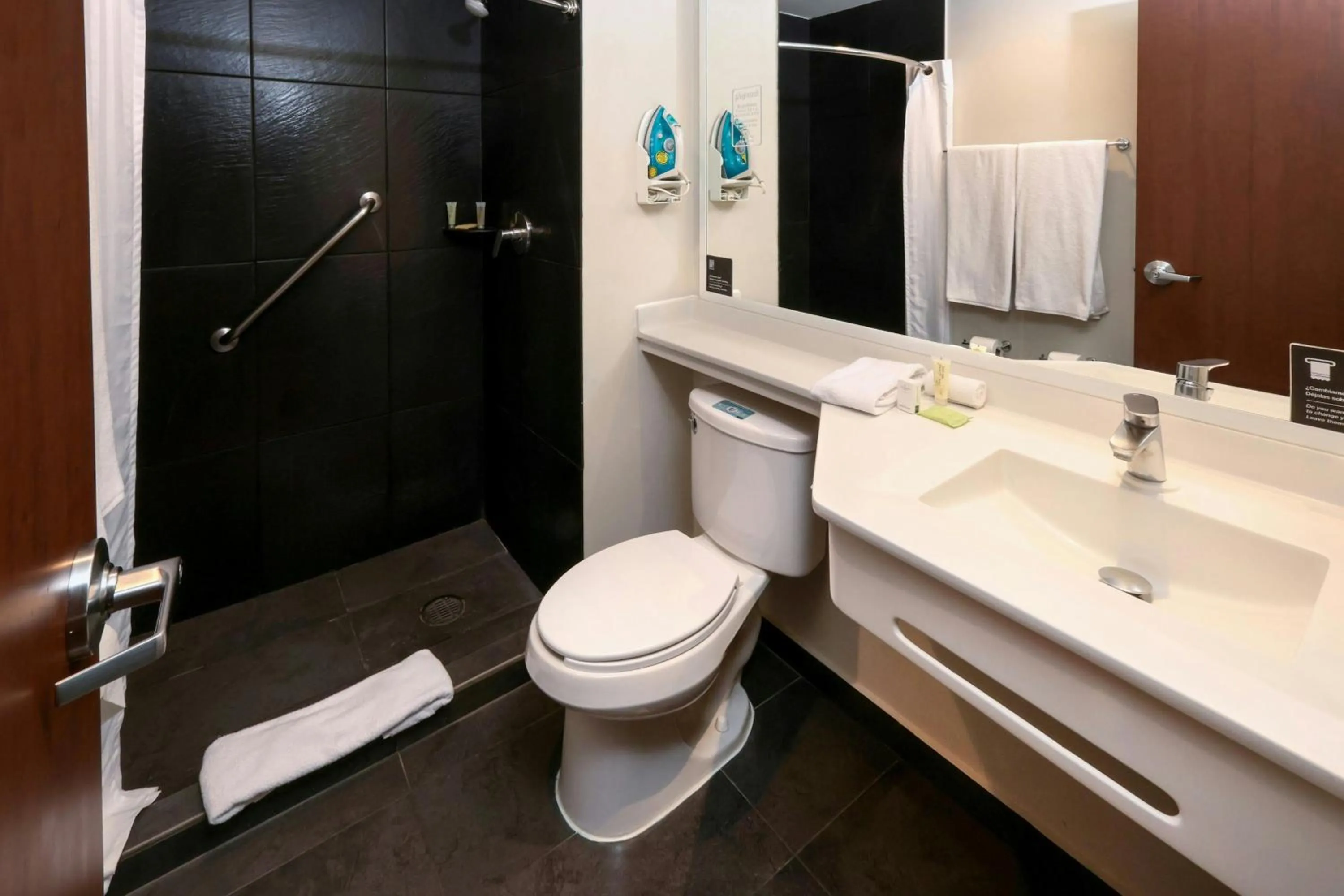 Bathroom in City Express Plus by Marriott Ciudad de México Mundo E