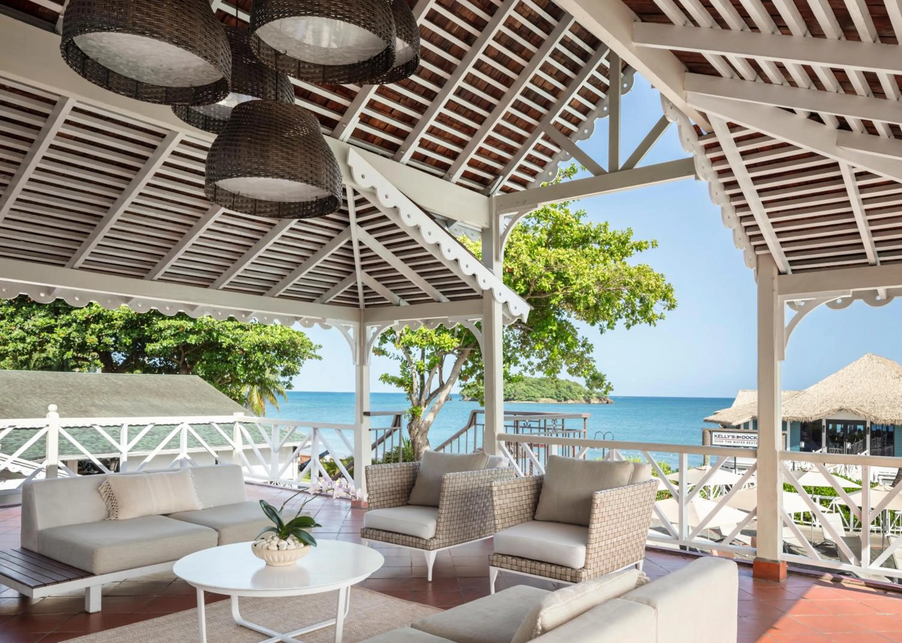 Lounge or bar in Sandals Halcyon Beach All Inclusive - Couples Only