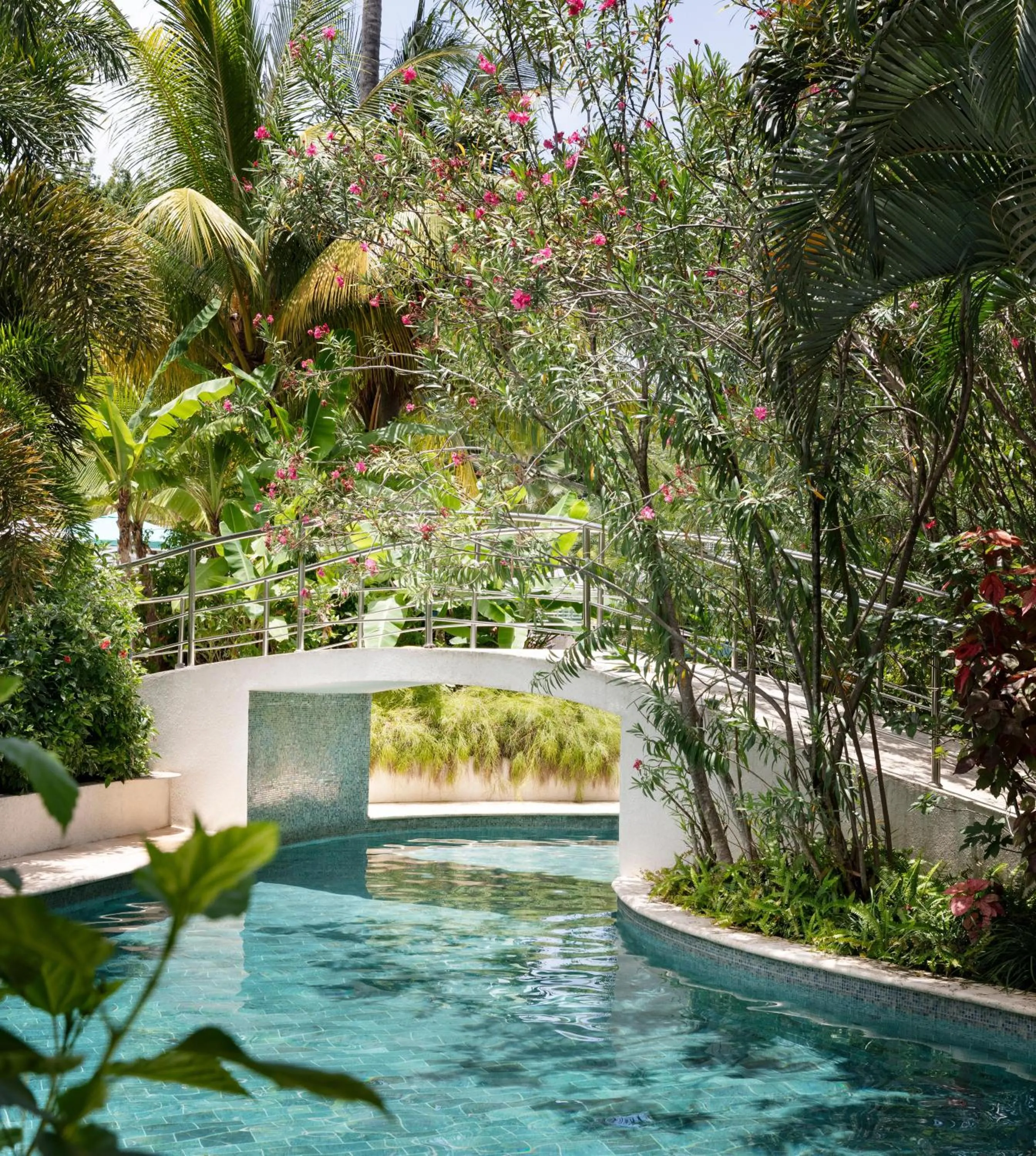 Swimming pool in Sandals Halcyon Beach All Inclusive - Couples Only