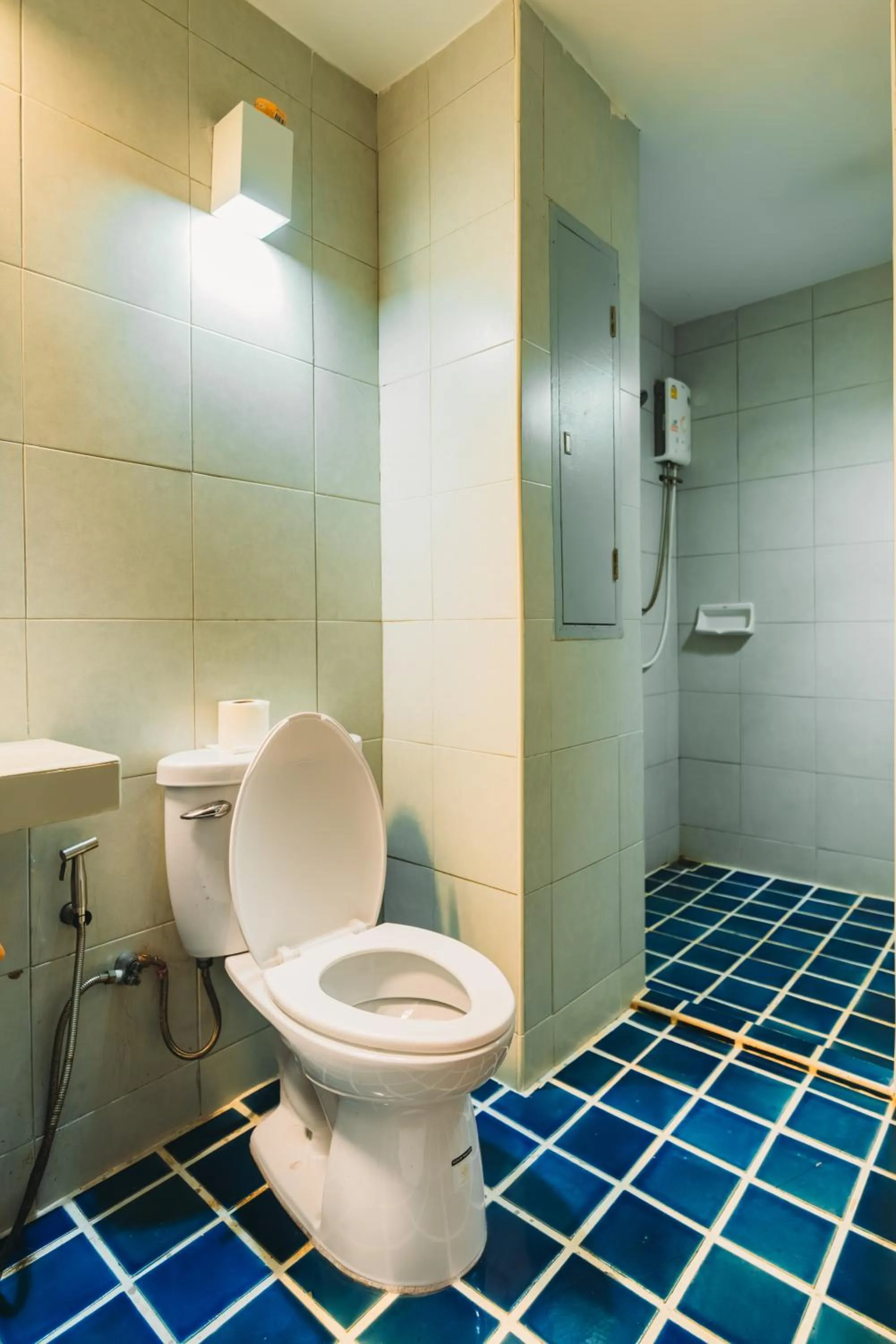 Shower in Villa Cha-Cha Khaosan Rambuttri