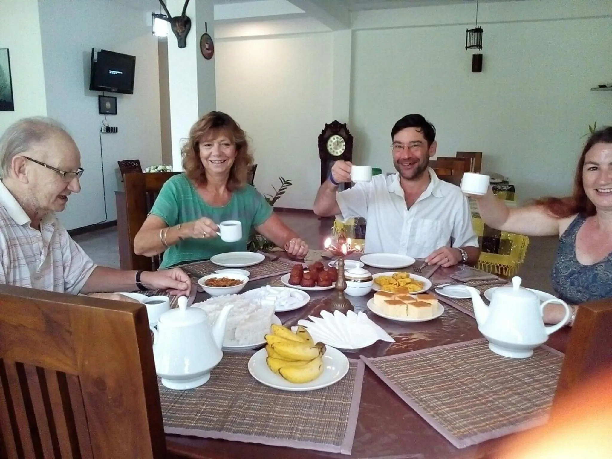 Restaurant/places to eat in Ging View Villa