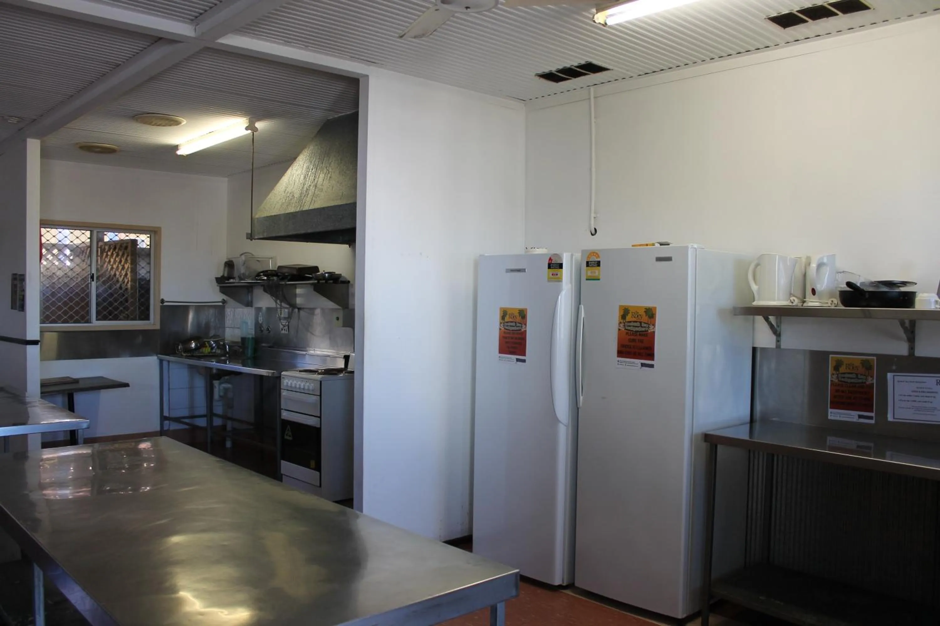 Kitchen or kitchenette in Roey Backpackers and Party Bar