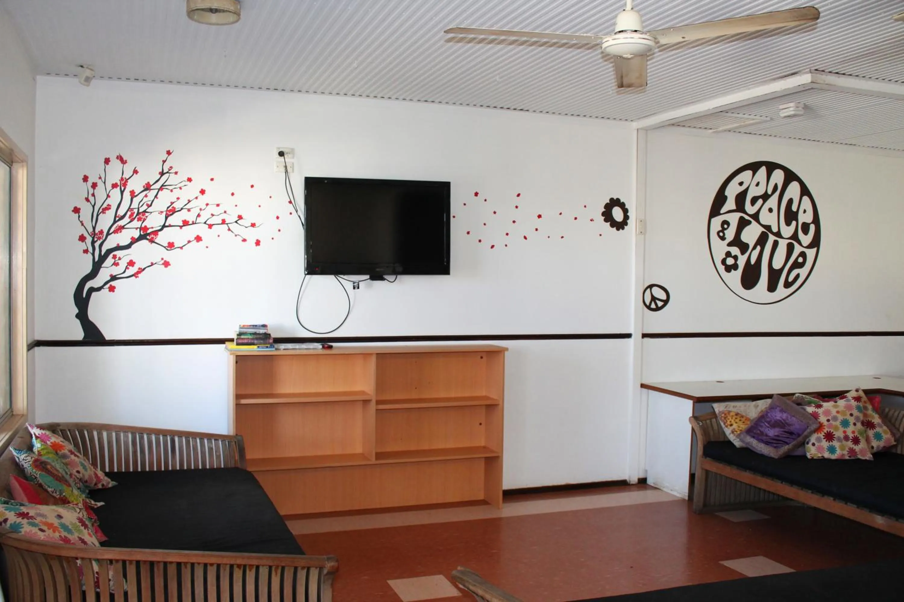 Communal lounge/ TV room in Roey Backpackers and Party Bar