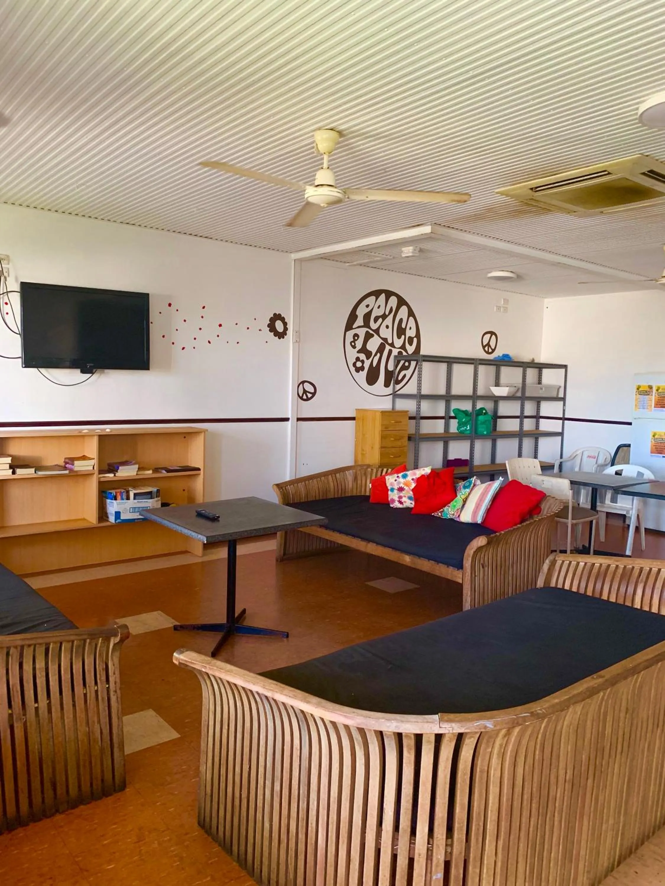 Communal lounge/ TV room in Roey Backpackers and Party Bar